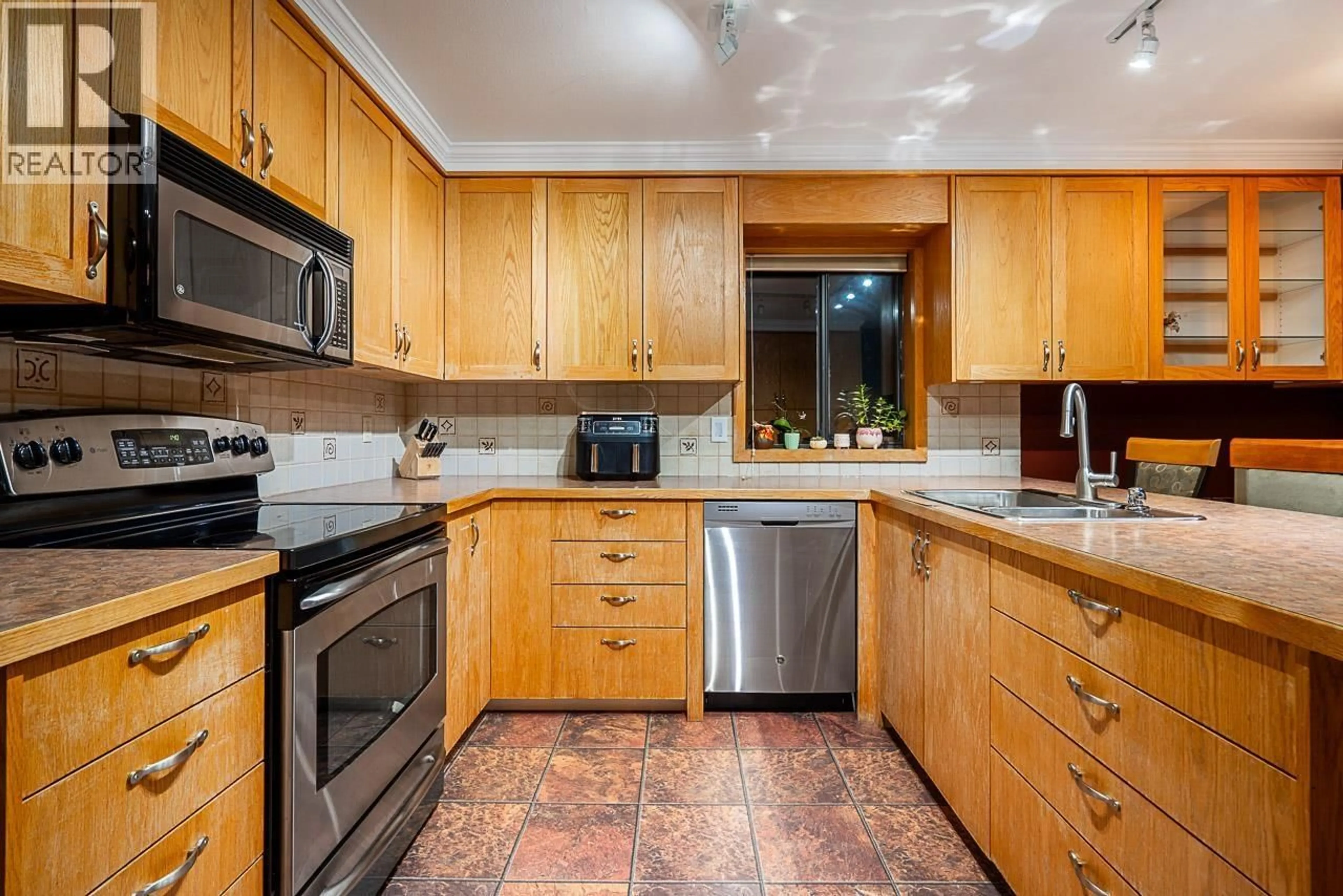 Standard kitchen, ceramic/tile floor for 949 LYNWOOD AVENUE, Port Coquitlam British Columbia V3B6J7