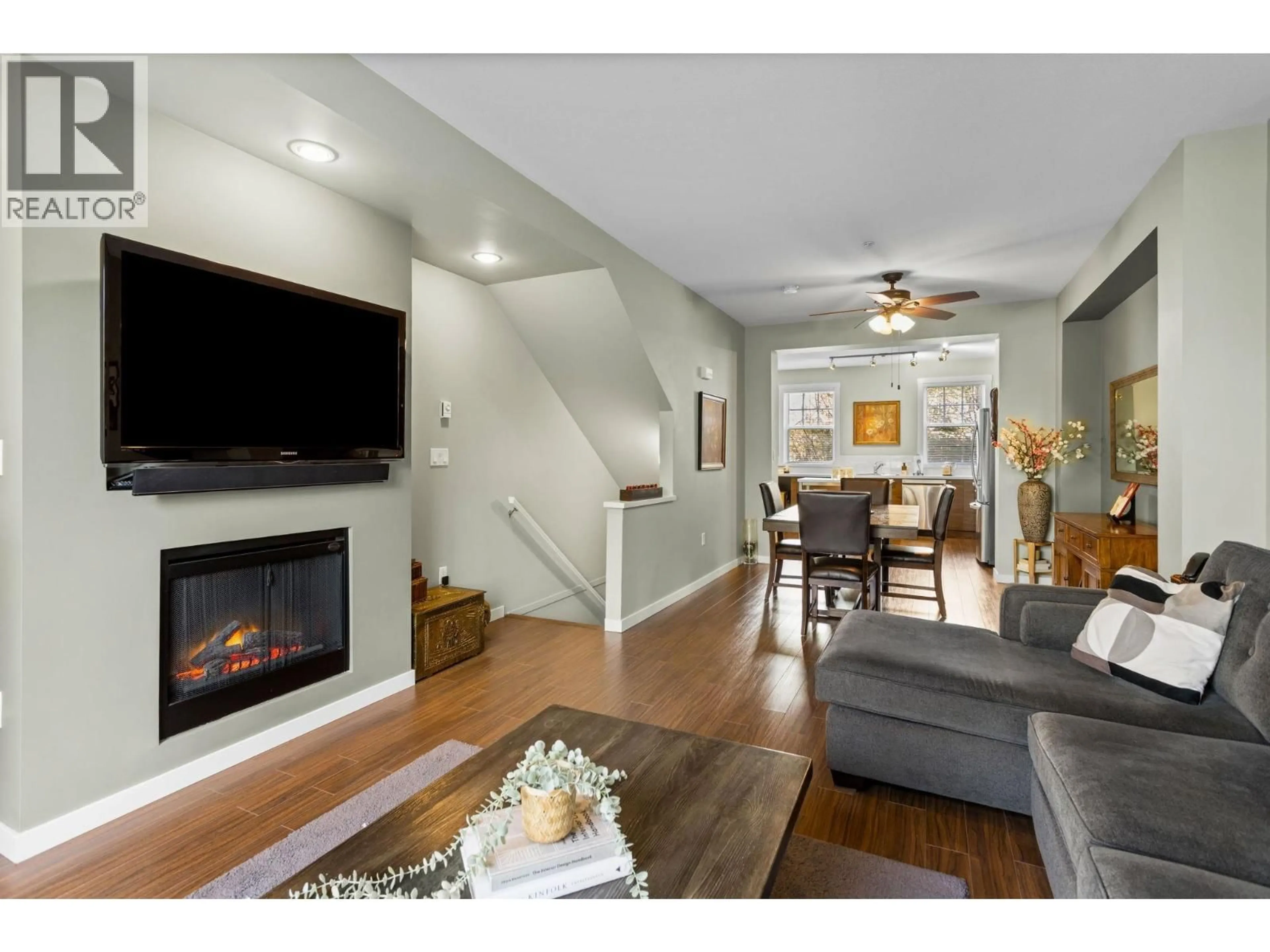 Living room with furniture, wood/laminate floor for 25 - 2495 DAVIES AVENUE, Port Coquitlam British Columbia V3C0B2