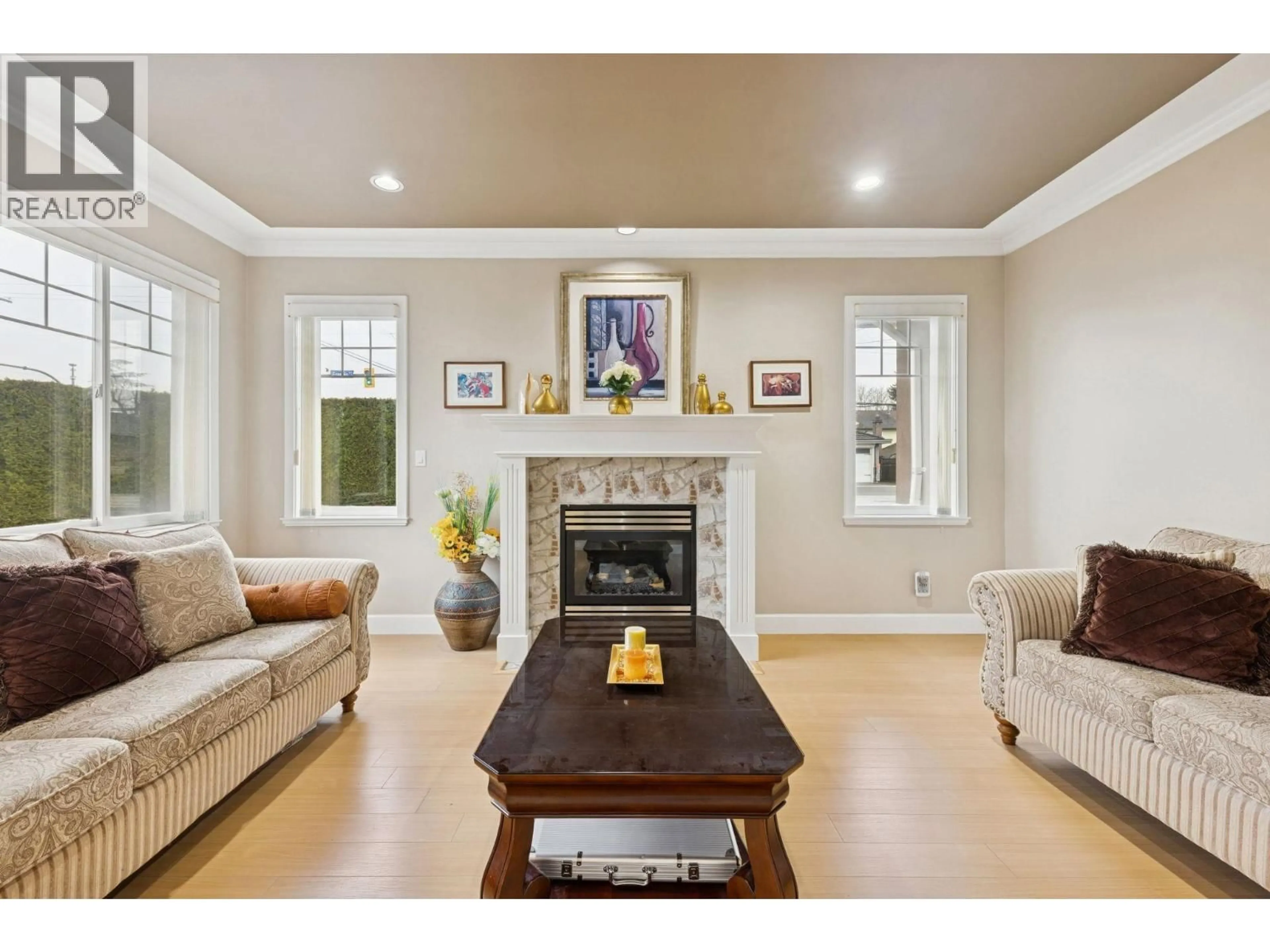 Living room with furniture, unknown for 8771 NO. 2 ROAD, Richmond British Columbia V7C3M4