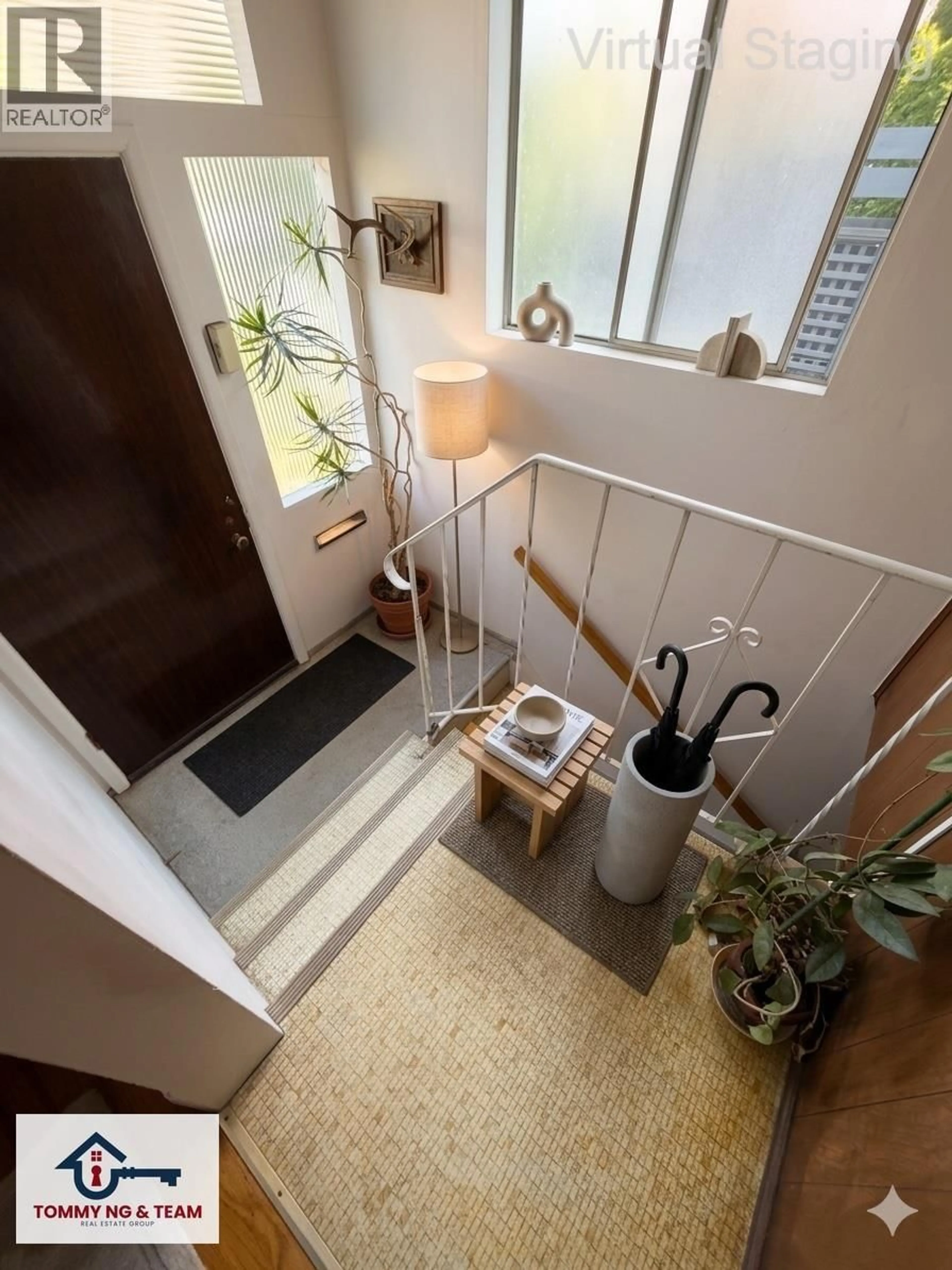 Indoor entryway for 64 14TH AVENUE, Vancouver British Columbia V5Y1W6
