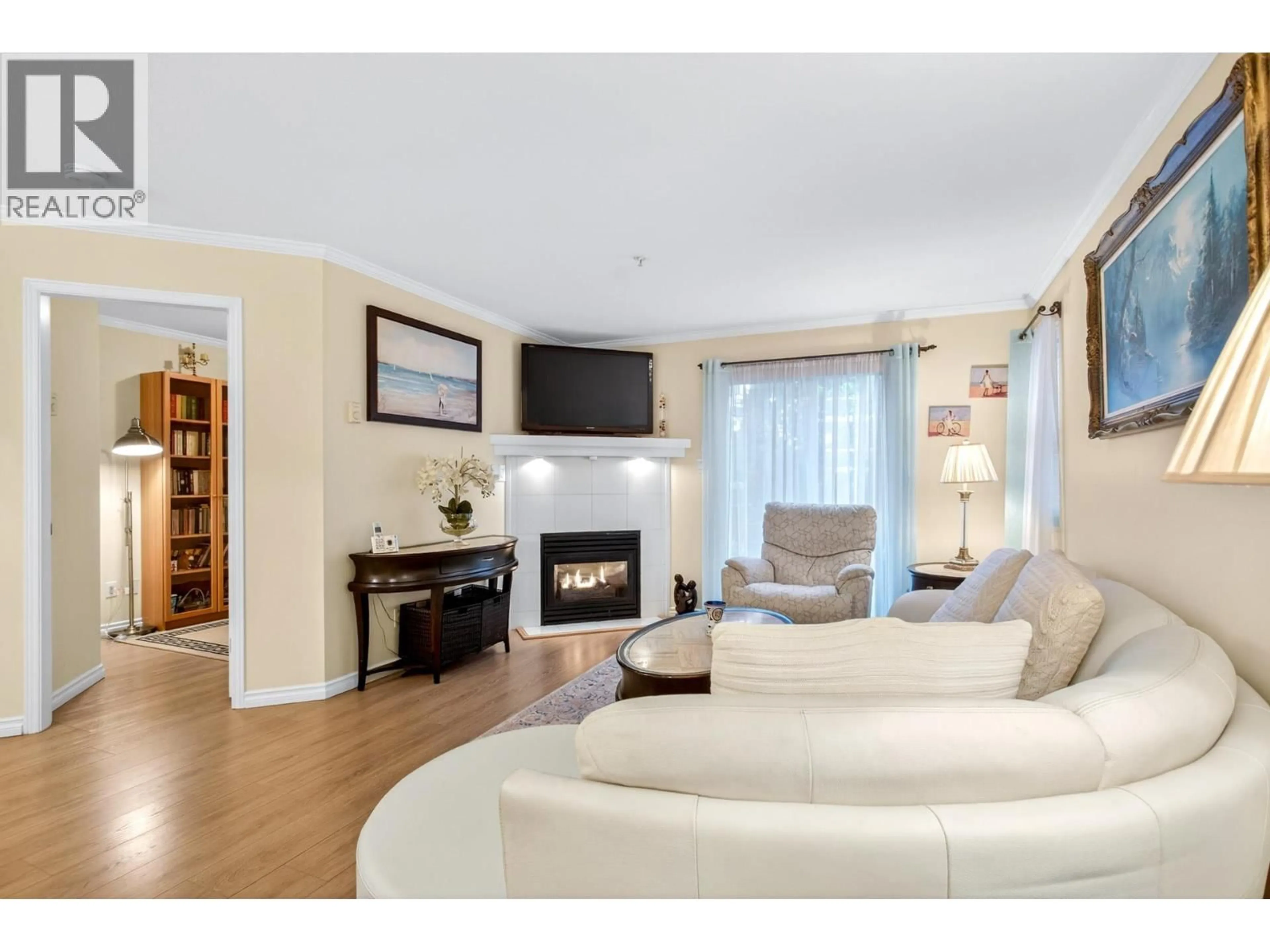 Living room with furniture, unknown for 1 - 123 SEVENTH STREET, New Westminster British Columbia V3M6Y2