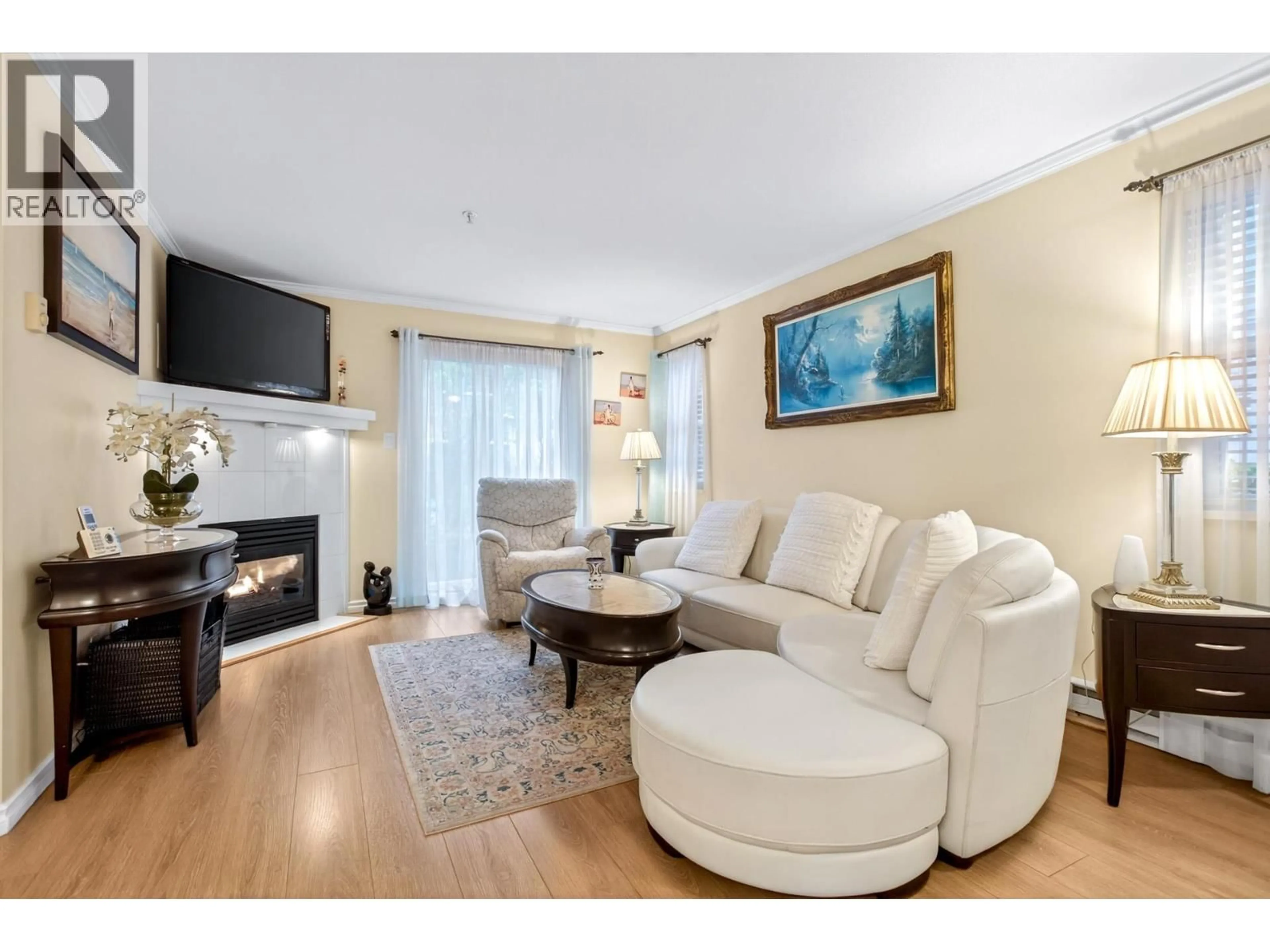 Living room with furniture, unknown for 1 - 123 SEVENTH STREET, New Westminster British Columbia V3M6Y2