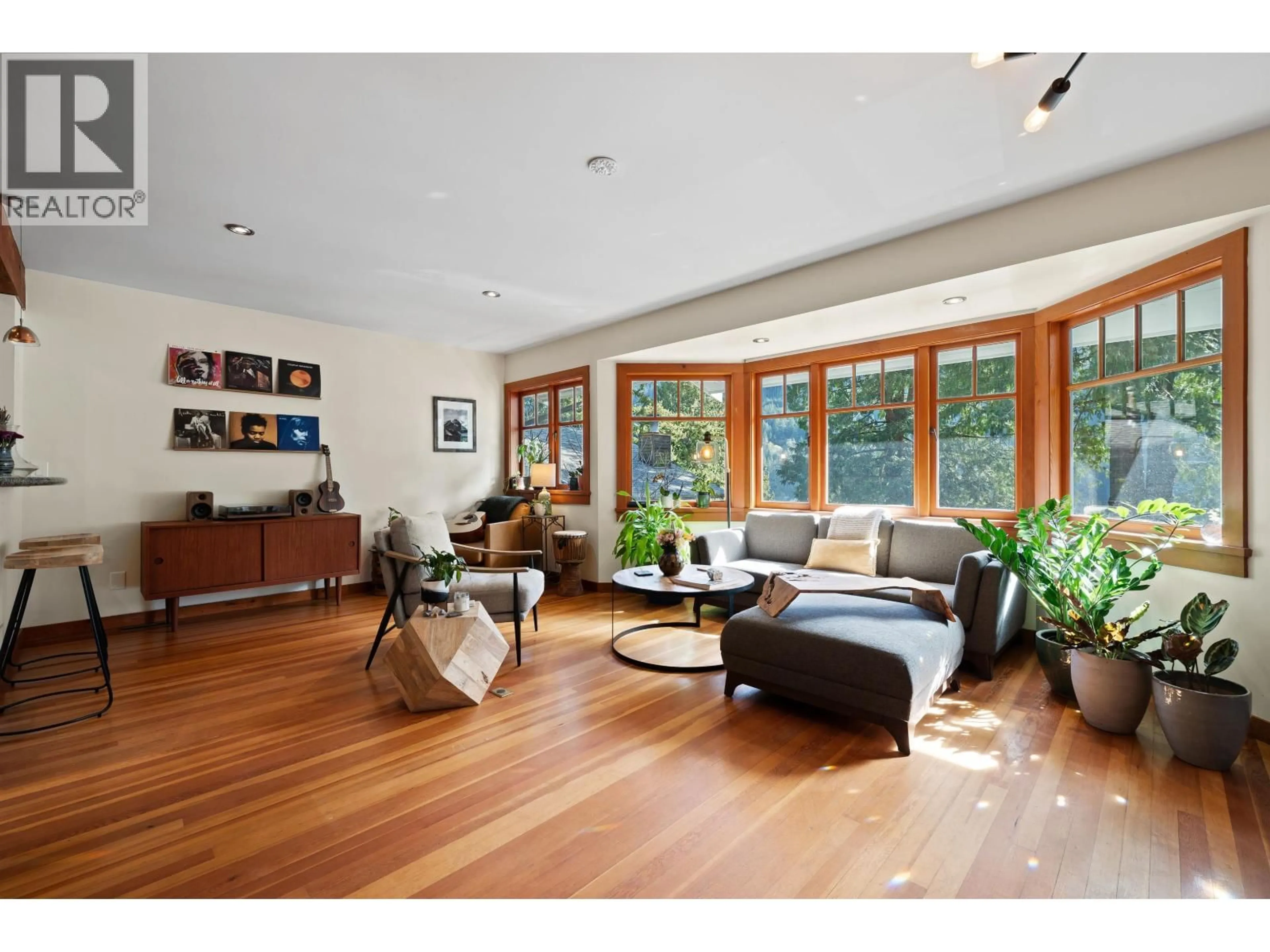 Living room with furniture, wood/laminate floor for 6524 WELLINGTON AVENUE, West Vancouver British Columbia V7W2H9