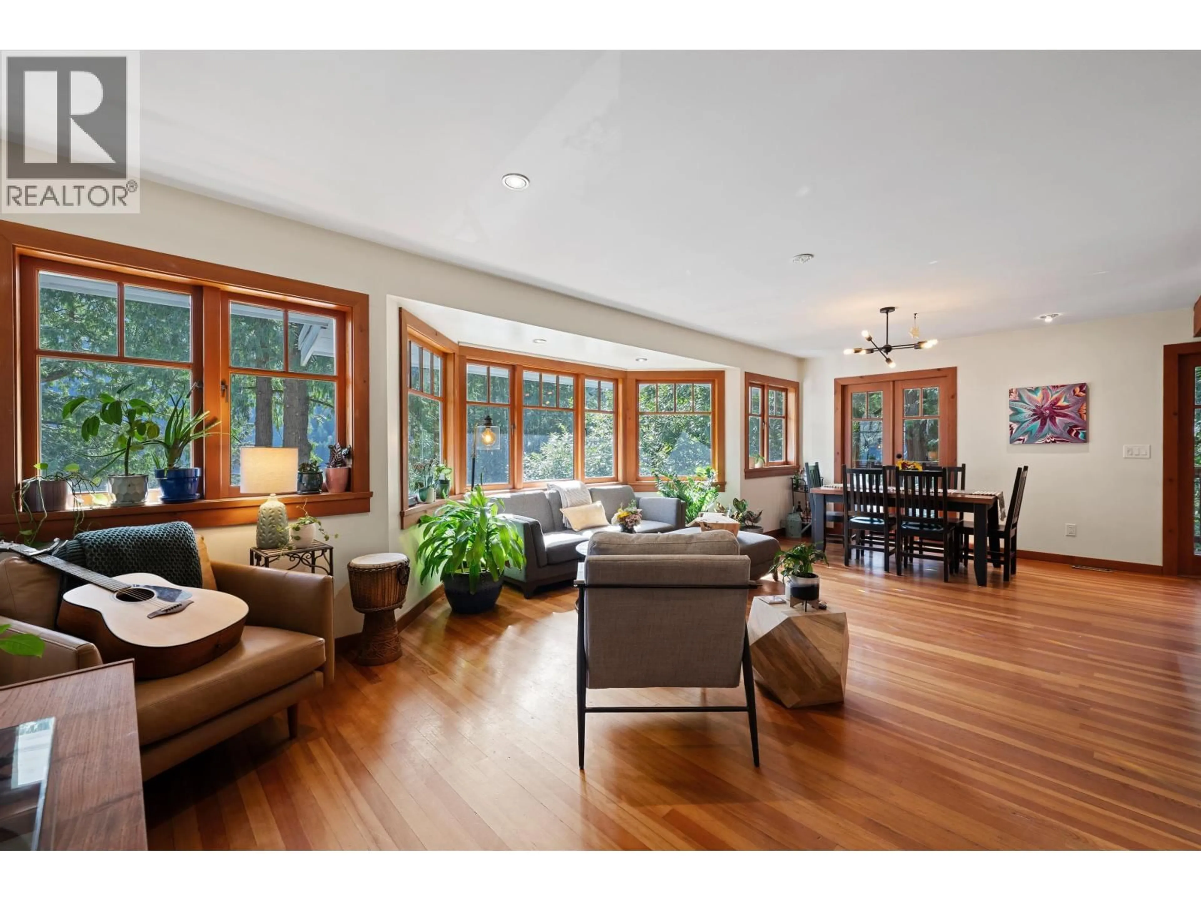 Living room with furniture, wood/laminate floor for 6524 WELLINGTON AVENUE, West Vancouver British Columbia V7W2H9