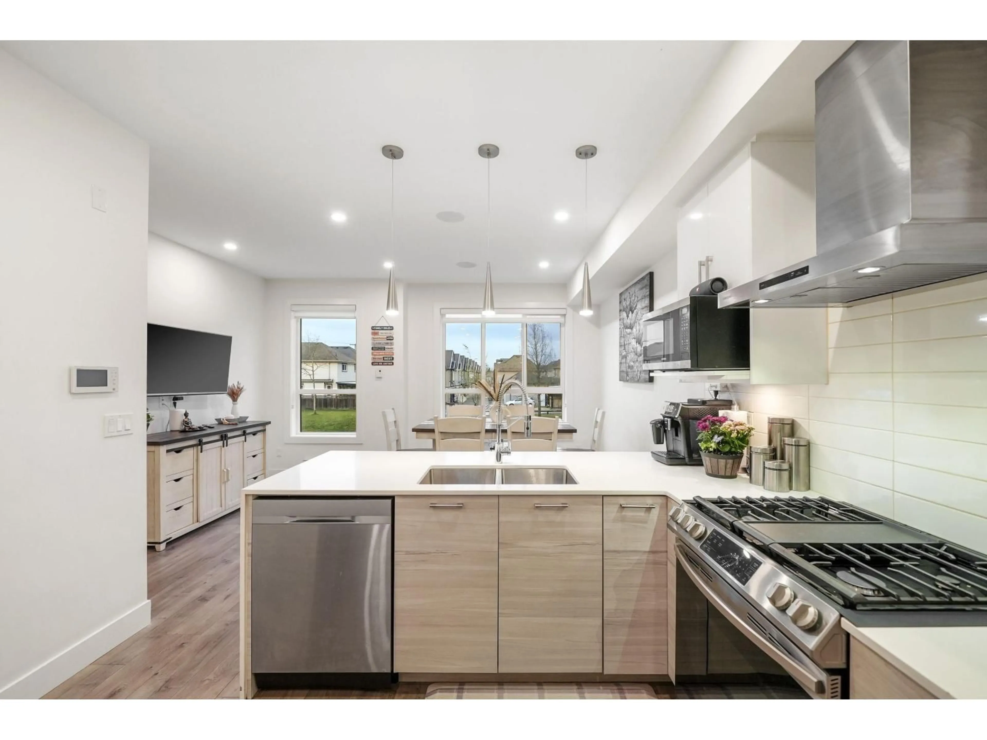 Open concept kitchen, ceramic/tile floor for 9 - 7177 194A STREET, Surrey British Columbia V4N6V6
