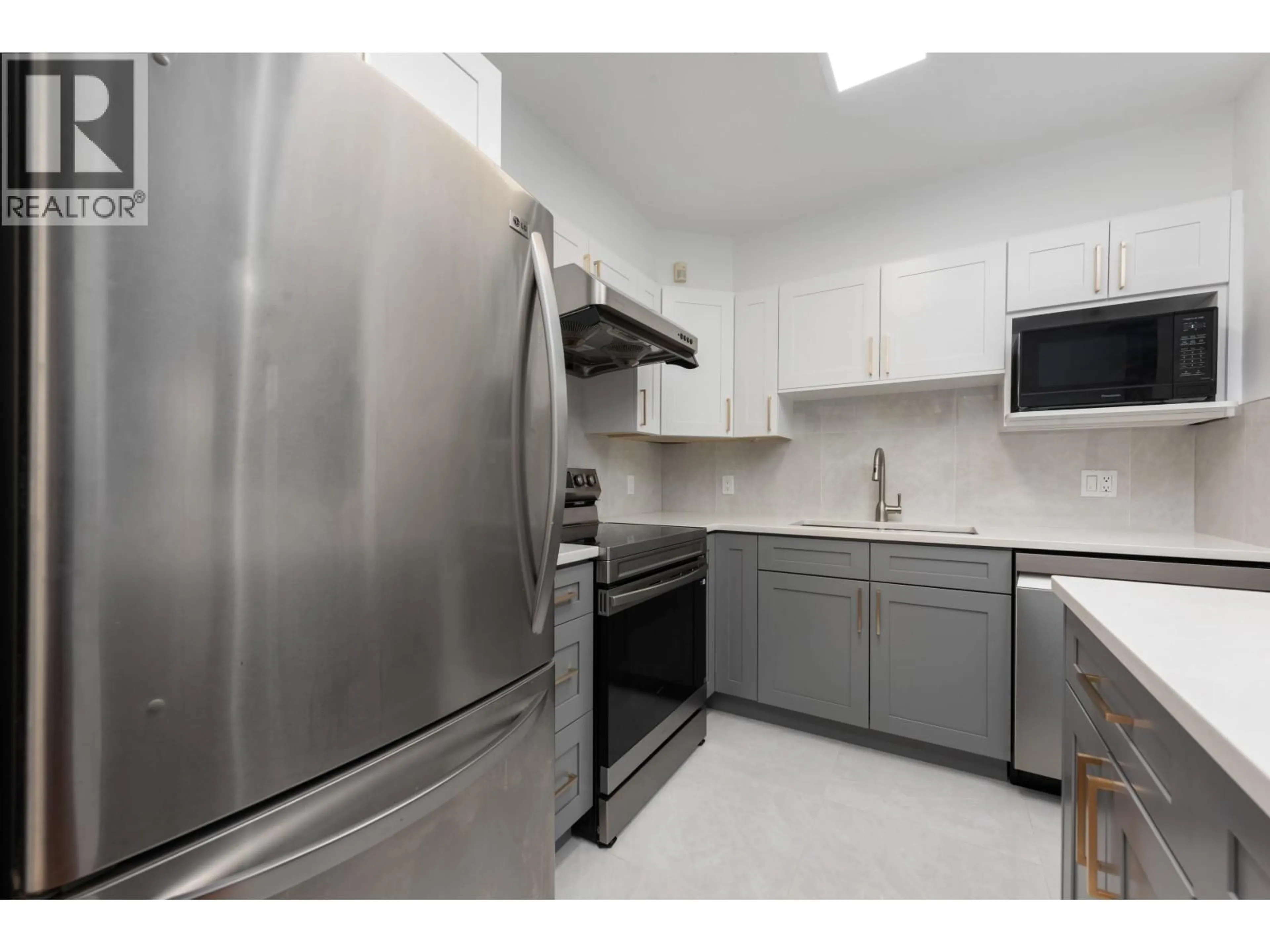 Standard kitchen, unknown for 15 - 3428 ADANAC STREET, Vancouver British Columbia V5K5H5