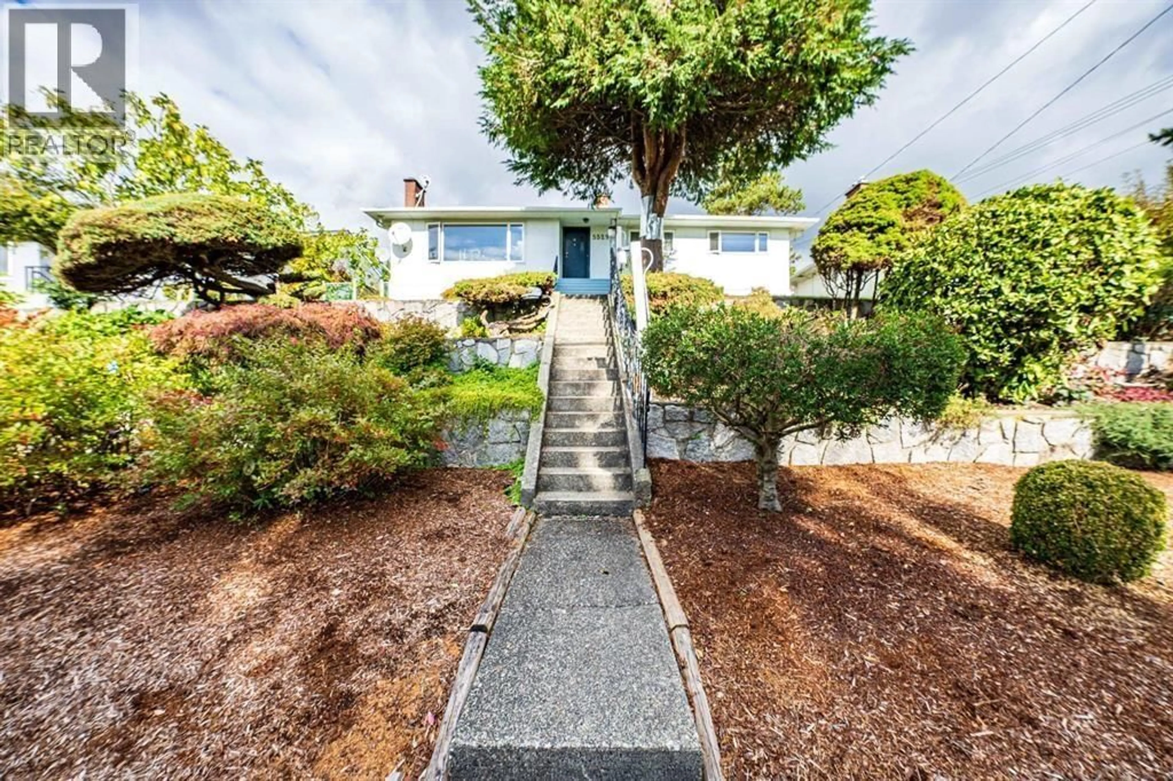 A pic from outside/outdoor area/front of a property/back of a property/a pic from drone, street for 5529 KEITH STREET, Burnaby British Columbia V5J3C4