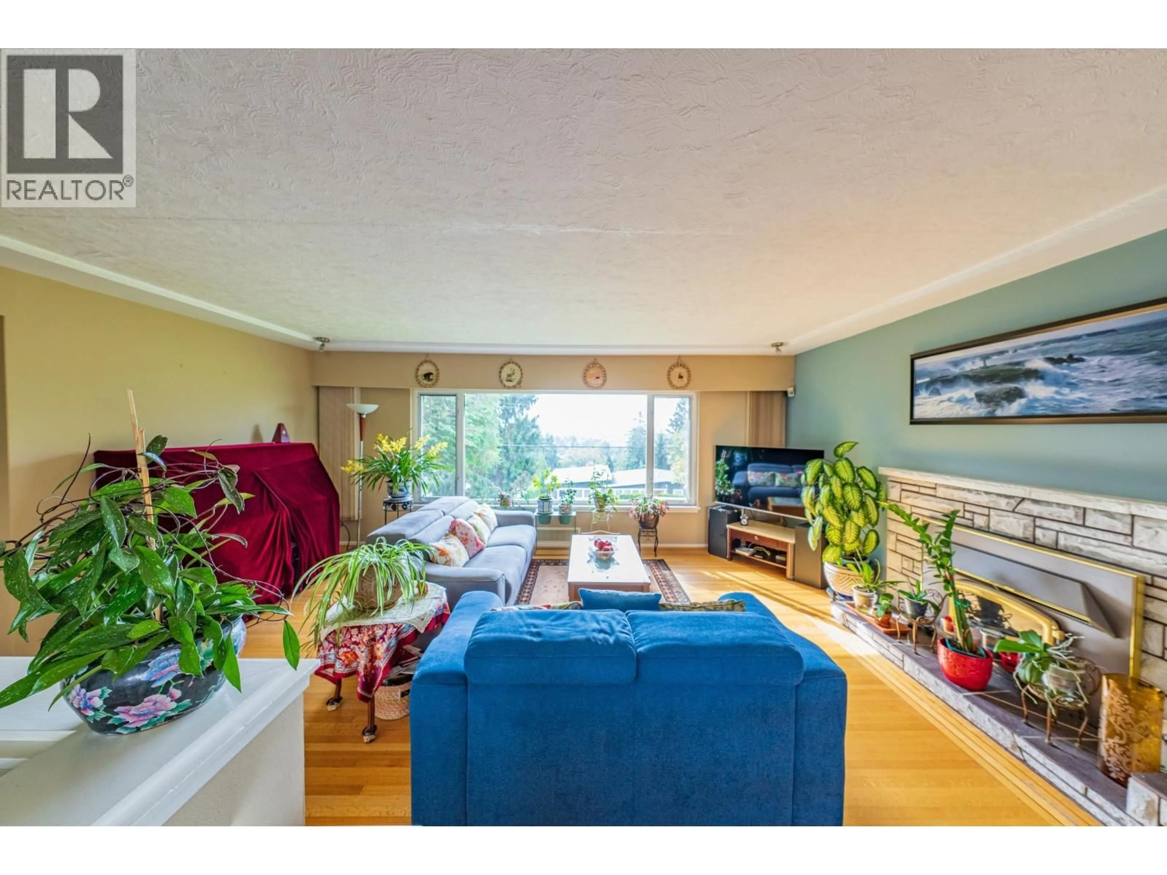 Living room with furniture, wood/laminate floor for 5529 KEITH STREET, Burnaby British Columbia V5J3C4