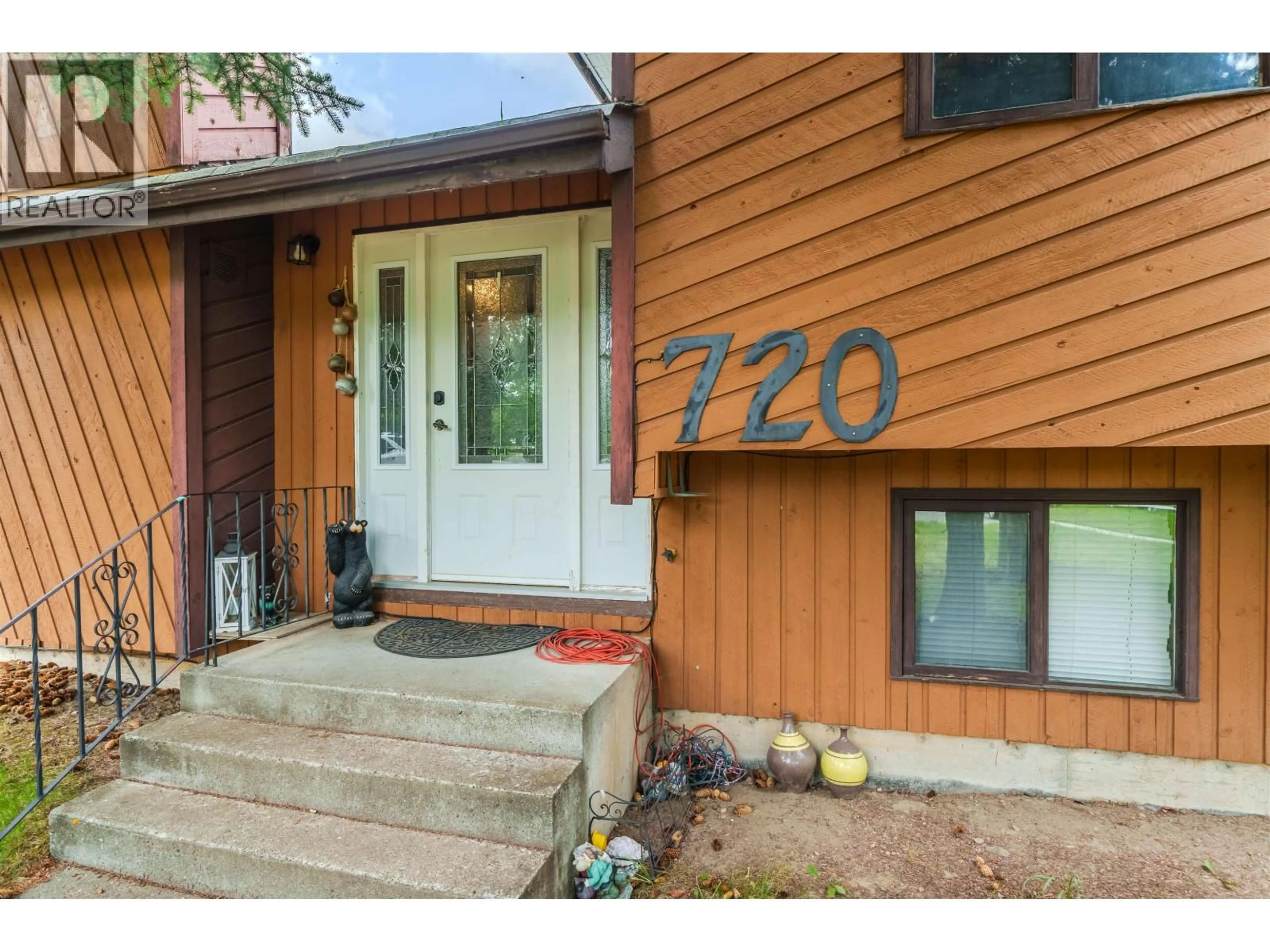 Indoor entryway for 720 CARIBOO TRAIL, 100 Mile House British Columbia V0K2E0