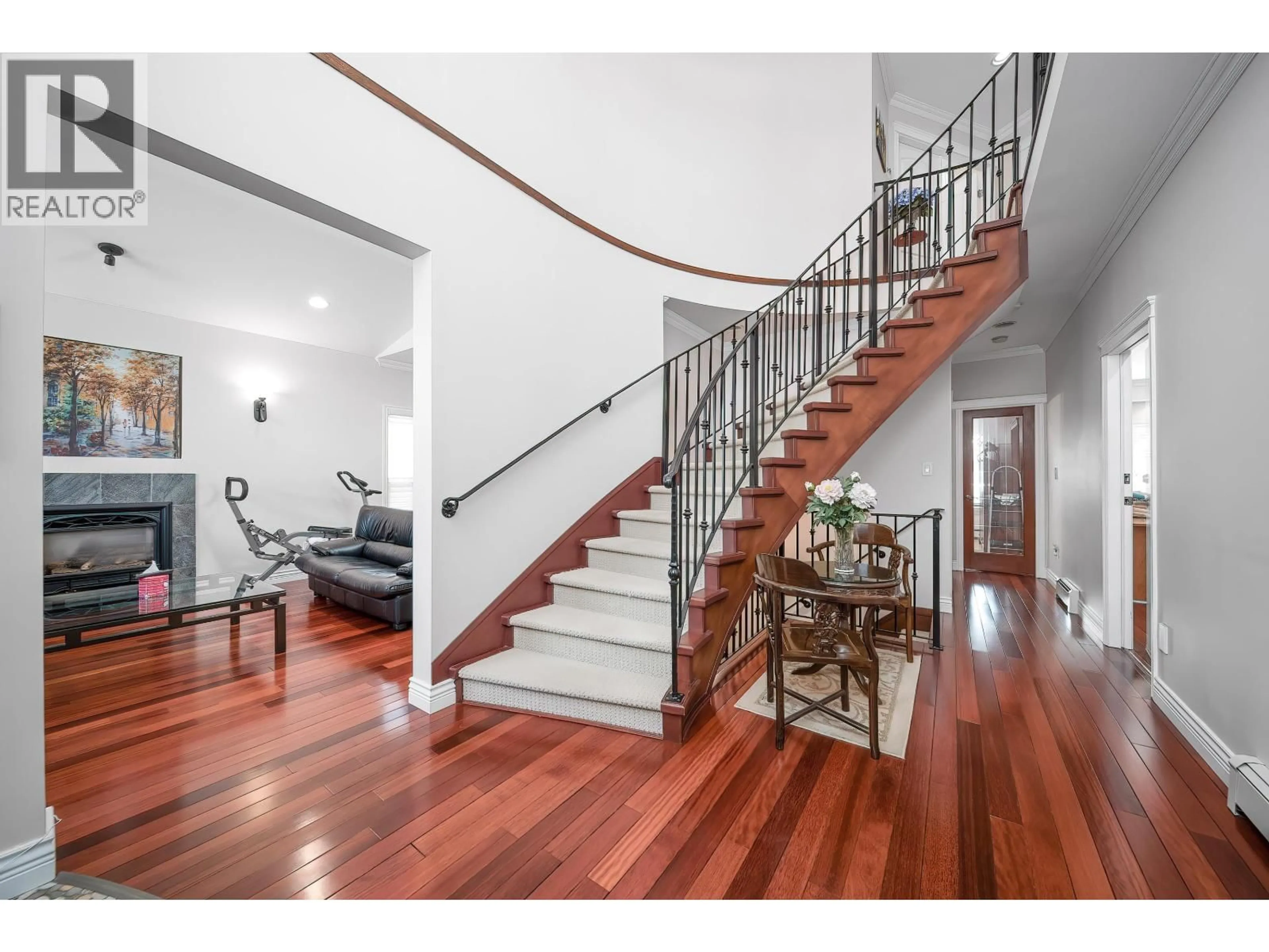 Indoor foyer for 1312 TENTH STREET, New Westminster British Columbia V3M3H9