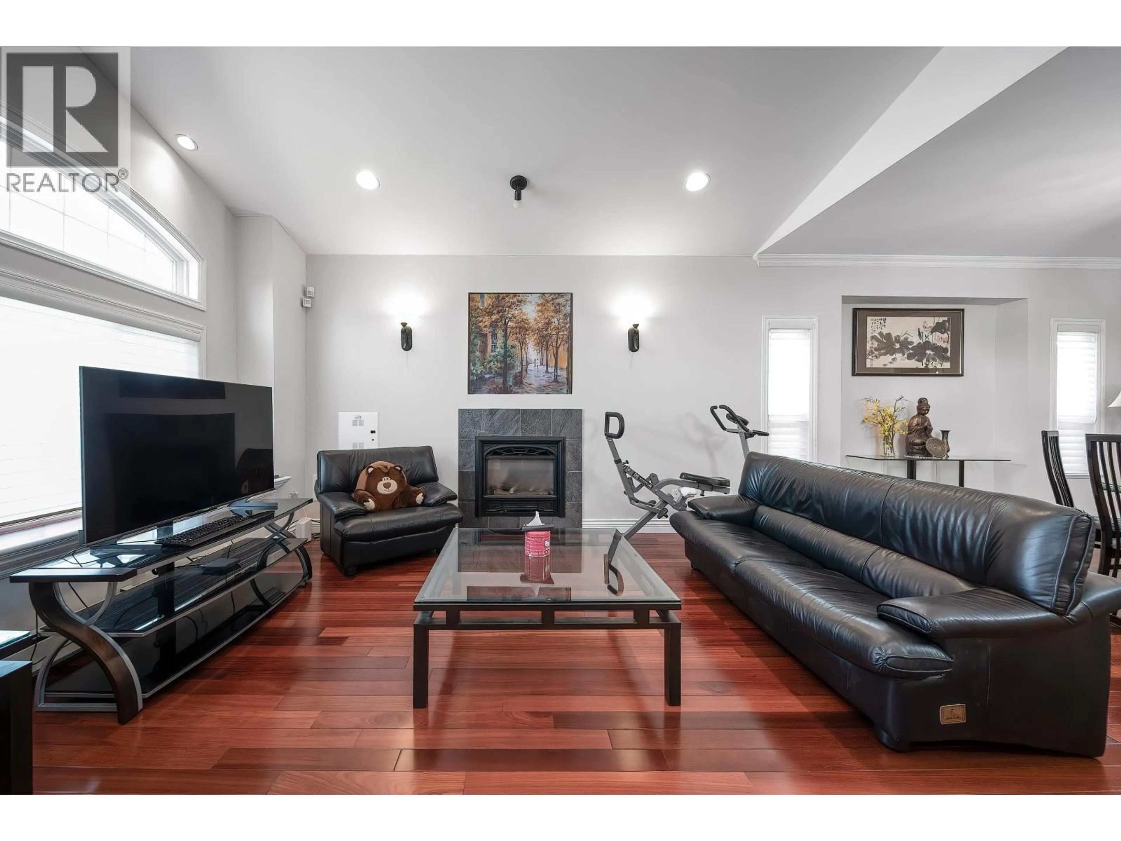 Living room with furniture, wood/laminate floor for 1312 TENTH STREET, New Westminster British Columbia V3M3H9