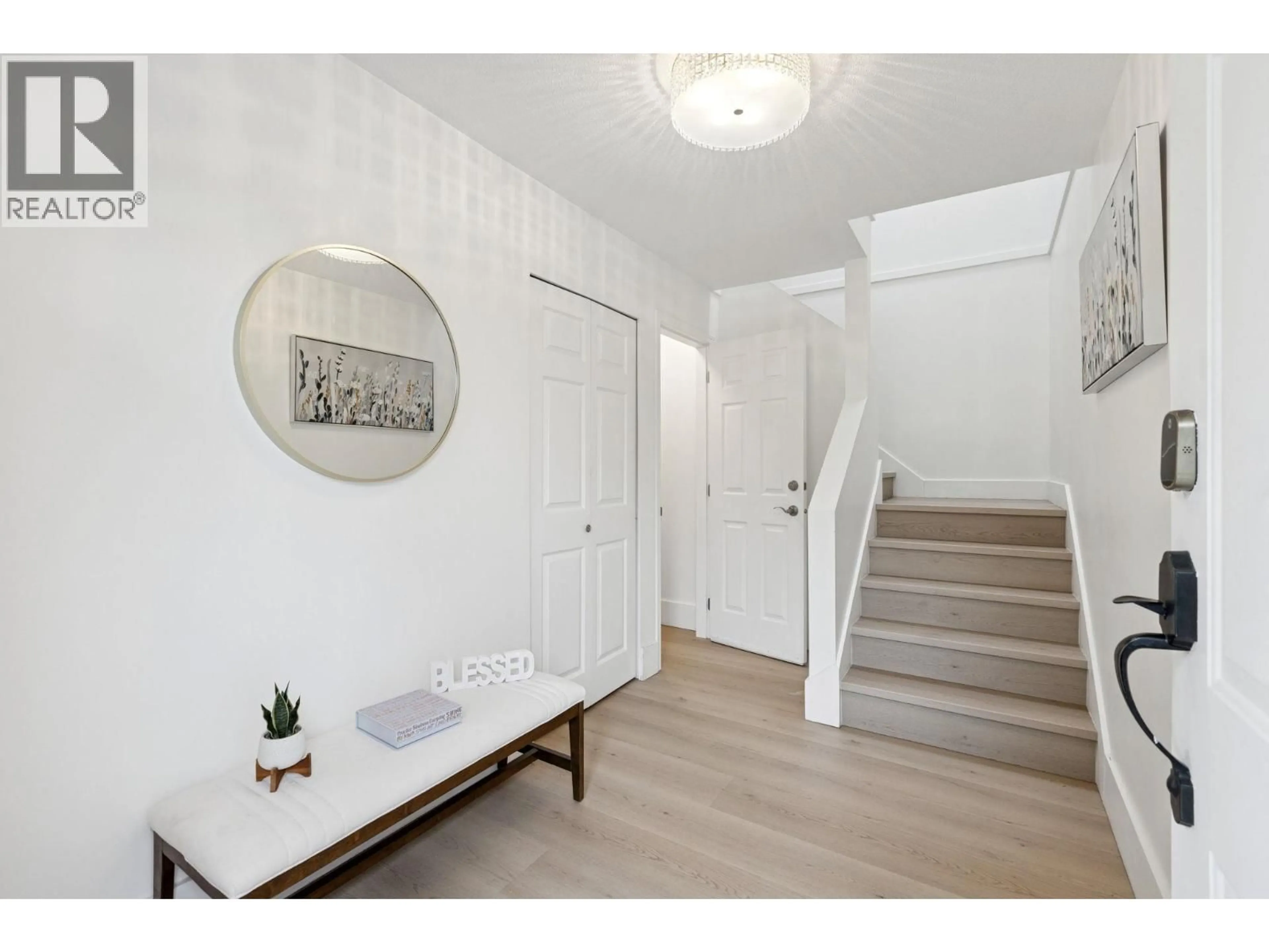 Indoor entryway for 3638 MAGINNIS AVENUE, North Vancouver British Columbia V7K2L6