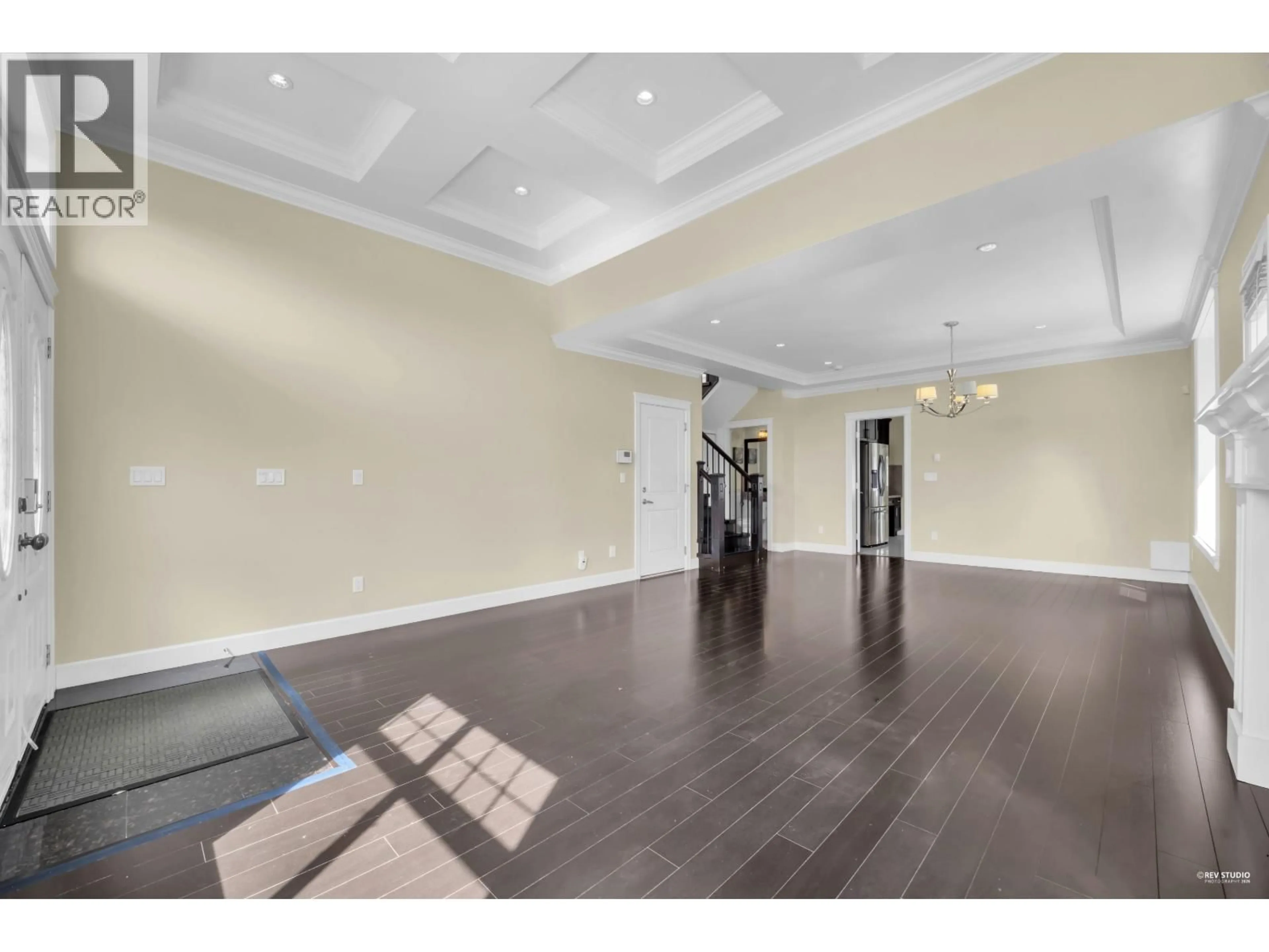 Indoor foyer for 5871 RUMBLE STREET, Burnaby British Columbia V5J2C3