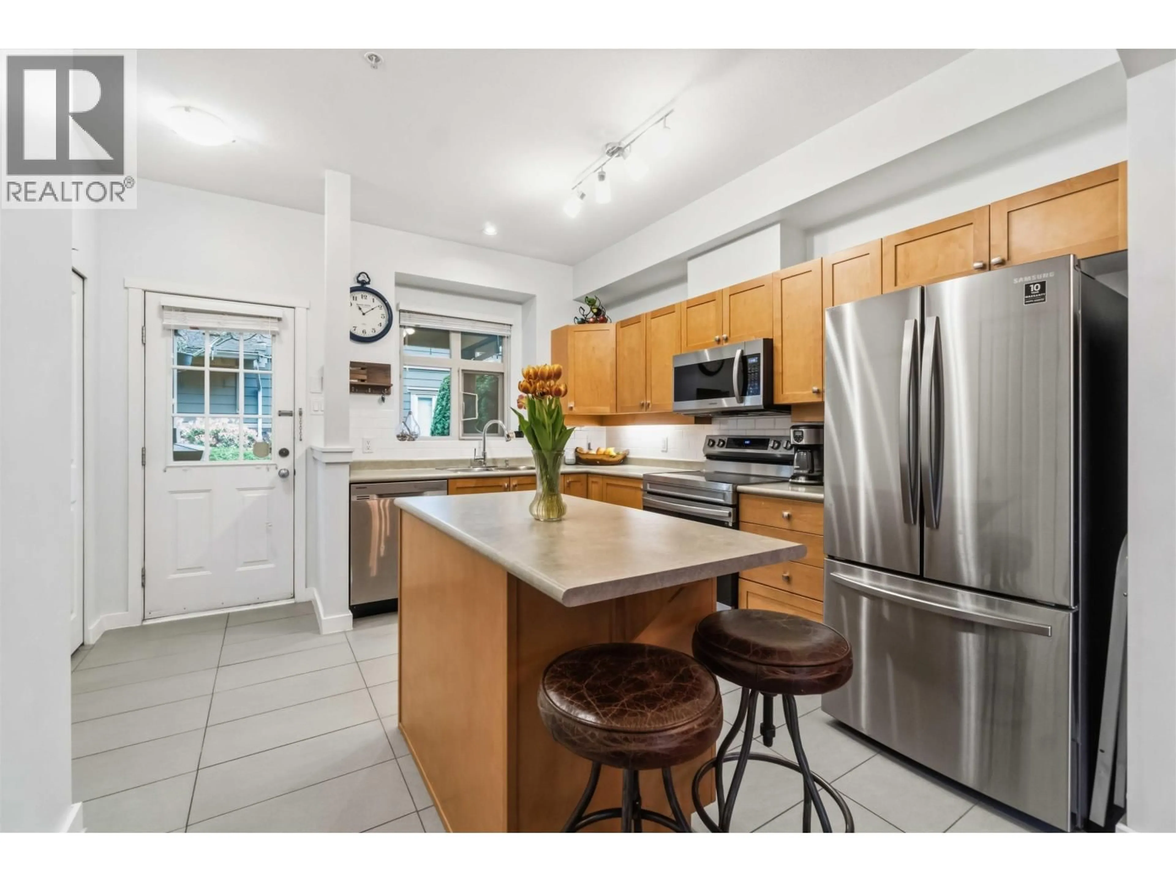 Open concept kitchen, ceramic/tile floor for 222 - 600 PARK CRESCENT, New Westminster British Columbia V3L5W1