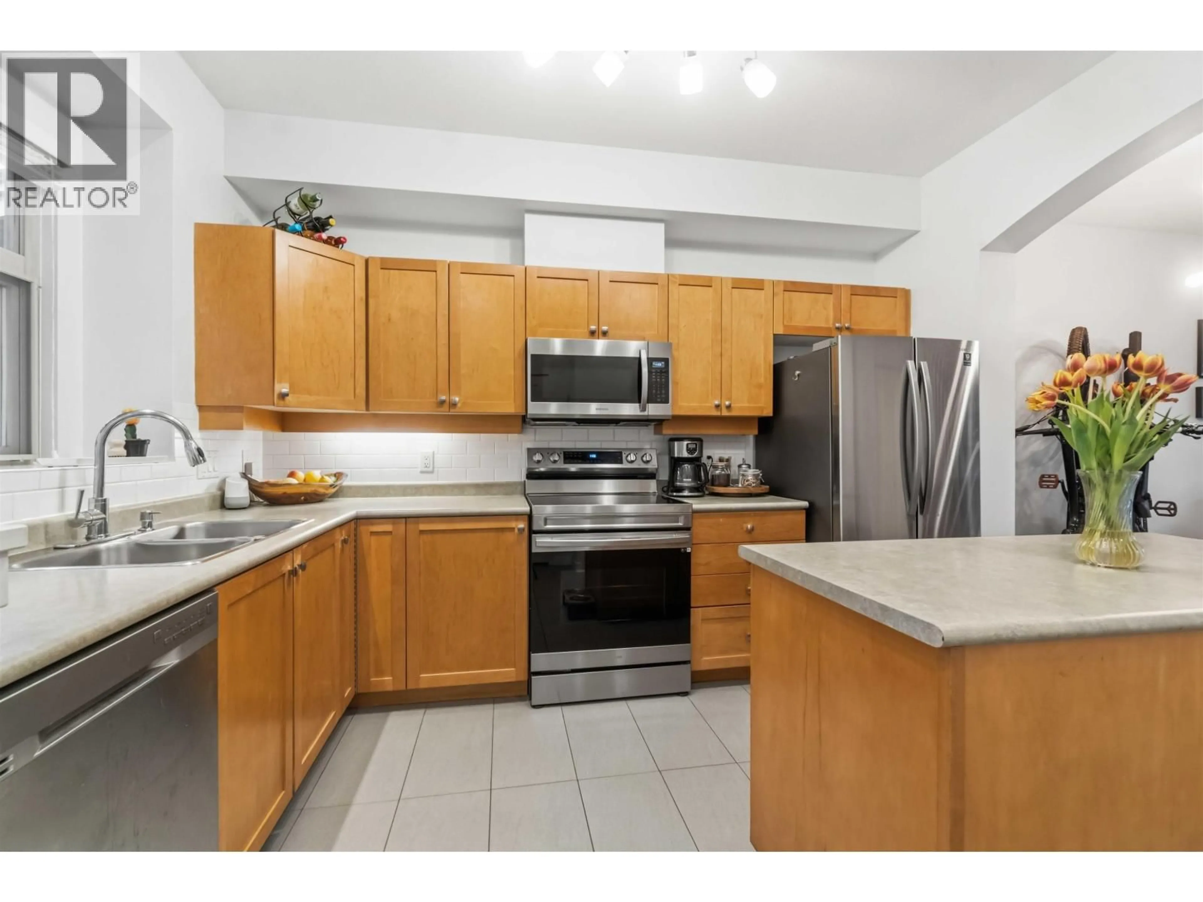 Standard kitchen, unknown for 222 - 600 PARK CRESCENT, New Westminster British Columbia V3L5W1