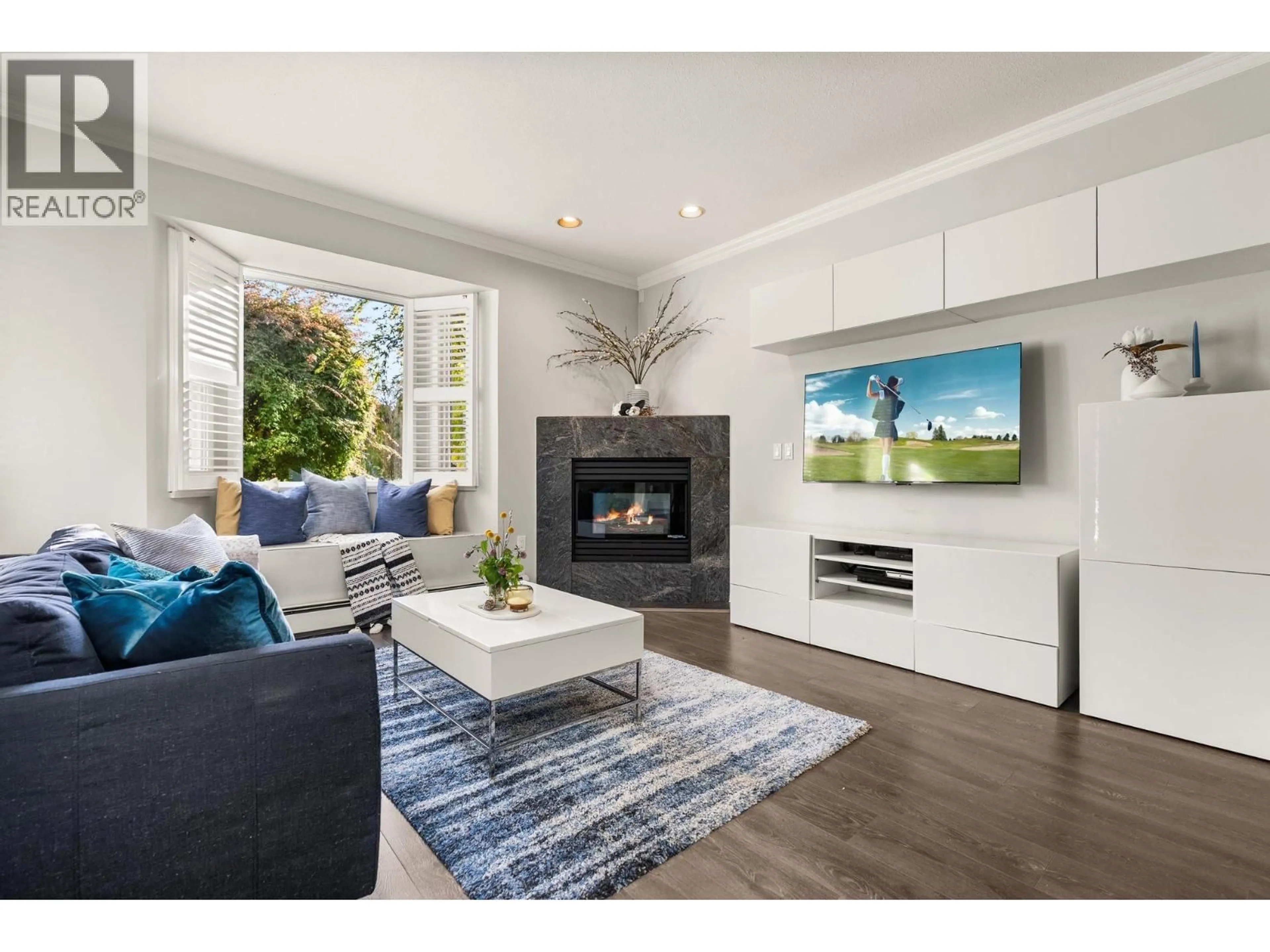 Living room with furniture, wood/laminate floor for 346 14TH STREET, North Vancouver British Columbia V7M1P6