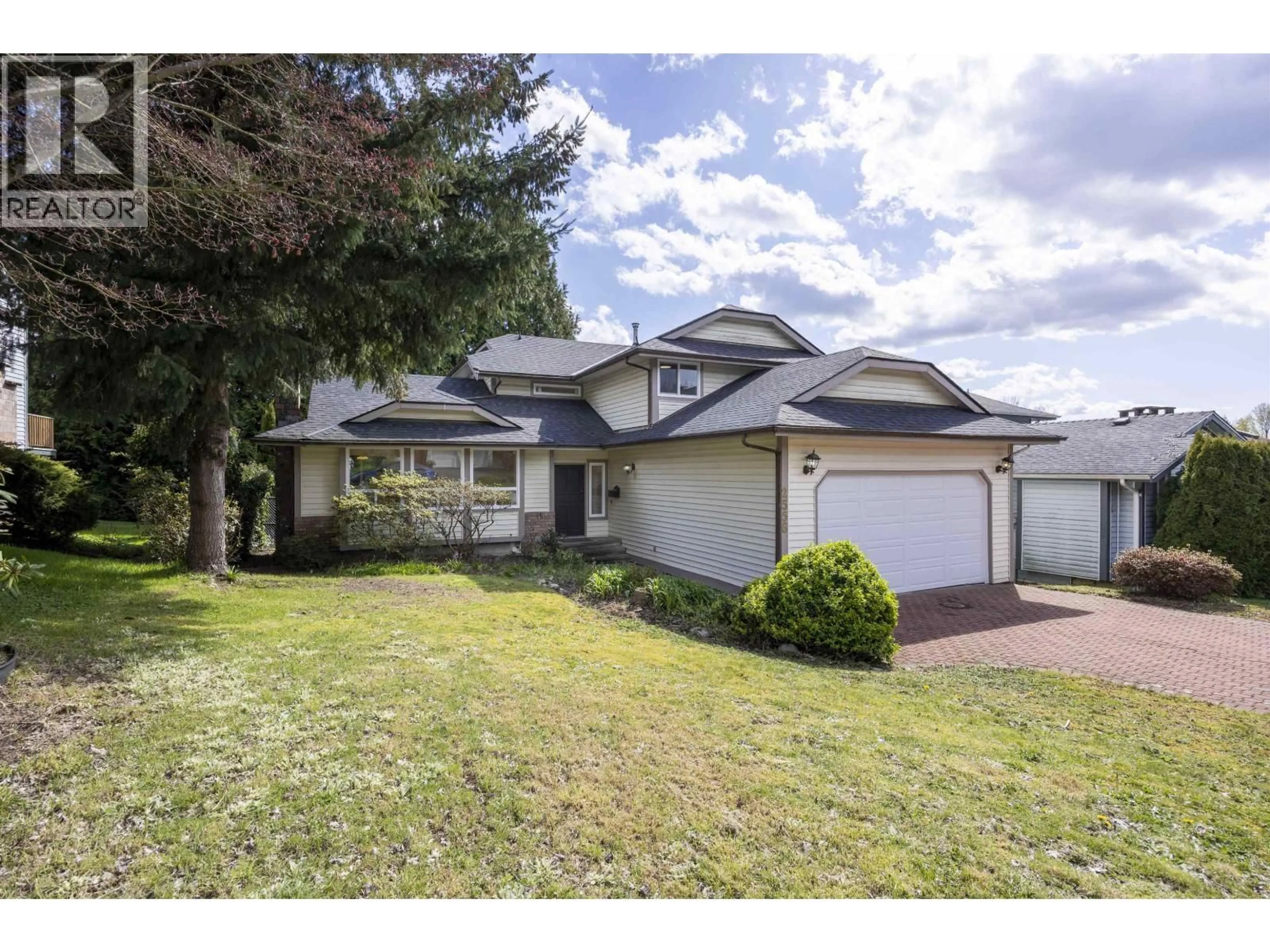 Home with vinyl exterior material, street for 2556 TRILLIUM PLACE, Coquitlam British Columbia V3E2G3