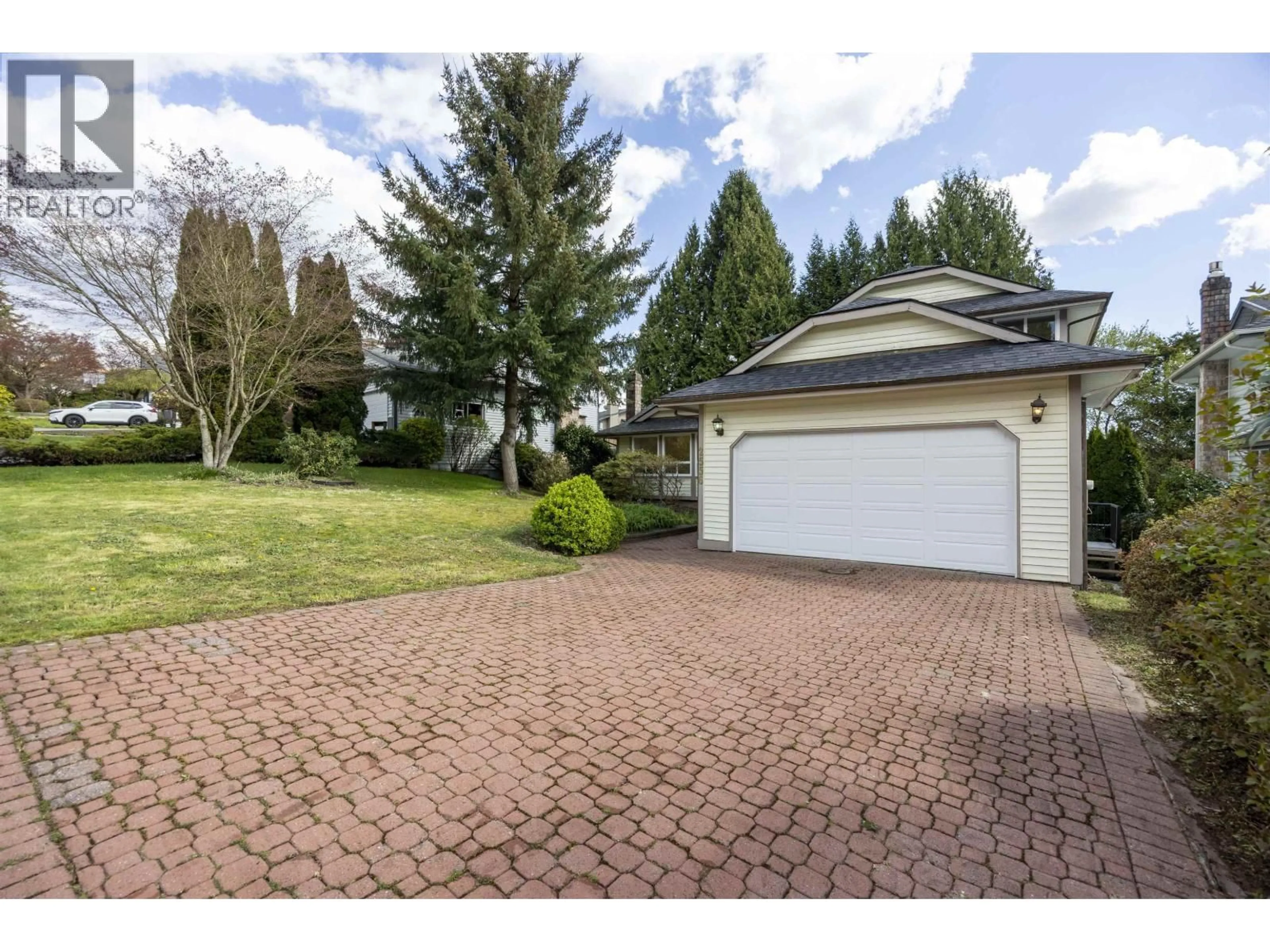 A pic from outside/outdoor area/front of a property/back of a property/a pic from drone, street for 2556 TRILLIUM PLACE, Coquitlam British Columbia V3E2G3
