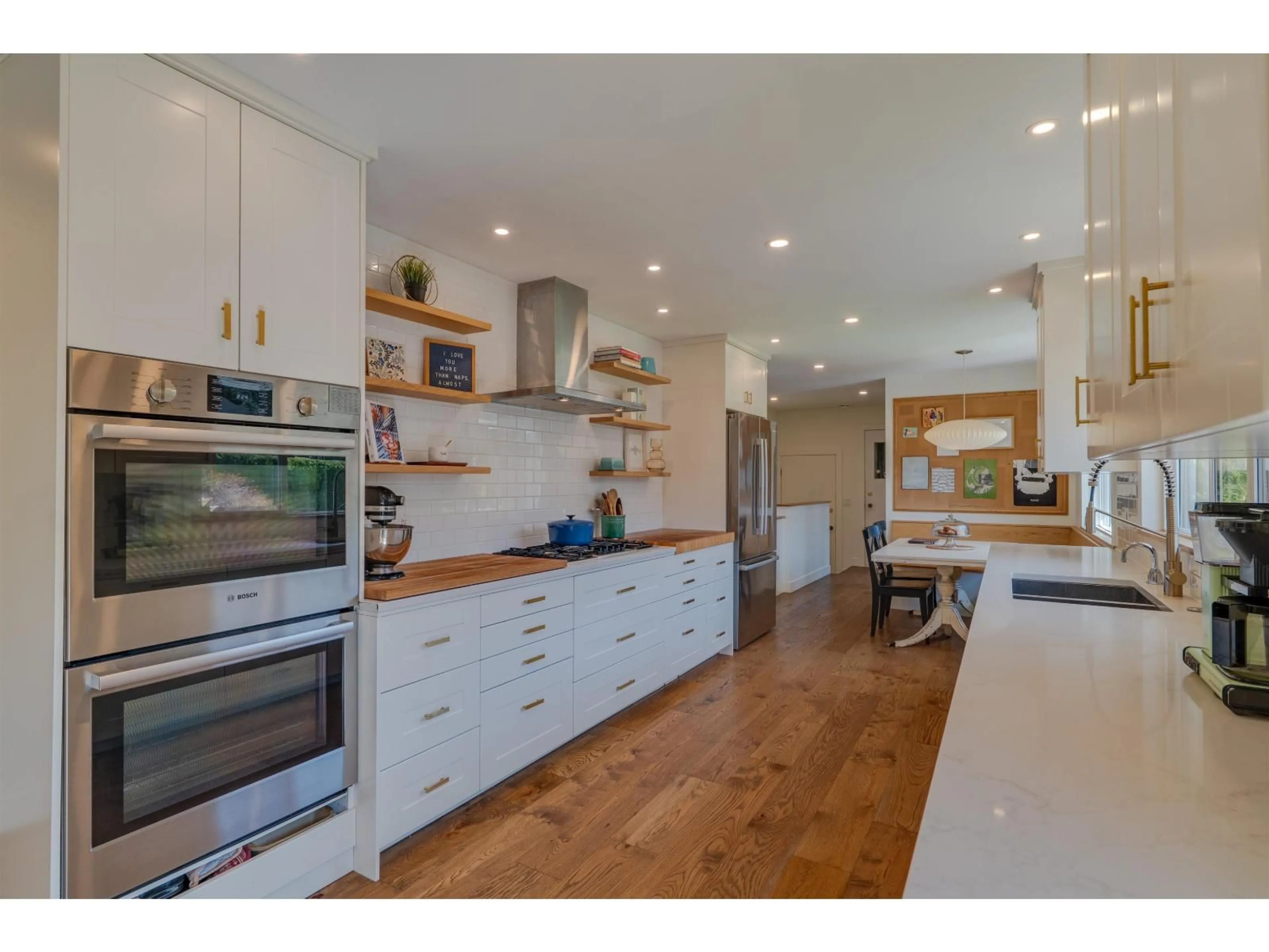 Open concept kitchen, wood/laminate floor for 4381 BRIDGEVIEW STREET, Abbotsford British Columbia V4X1W8