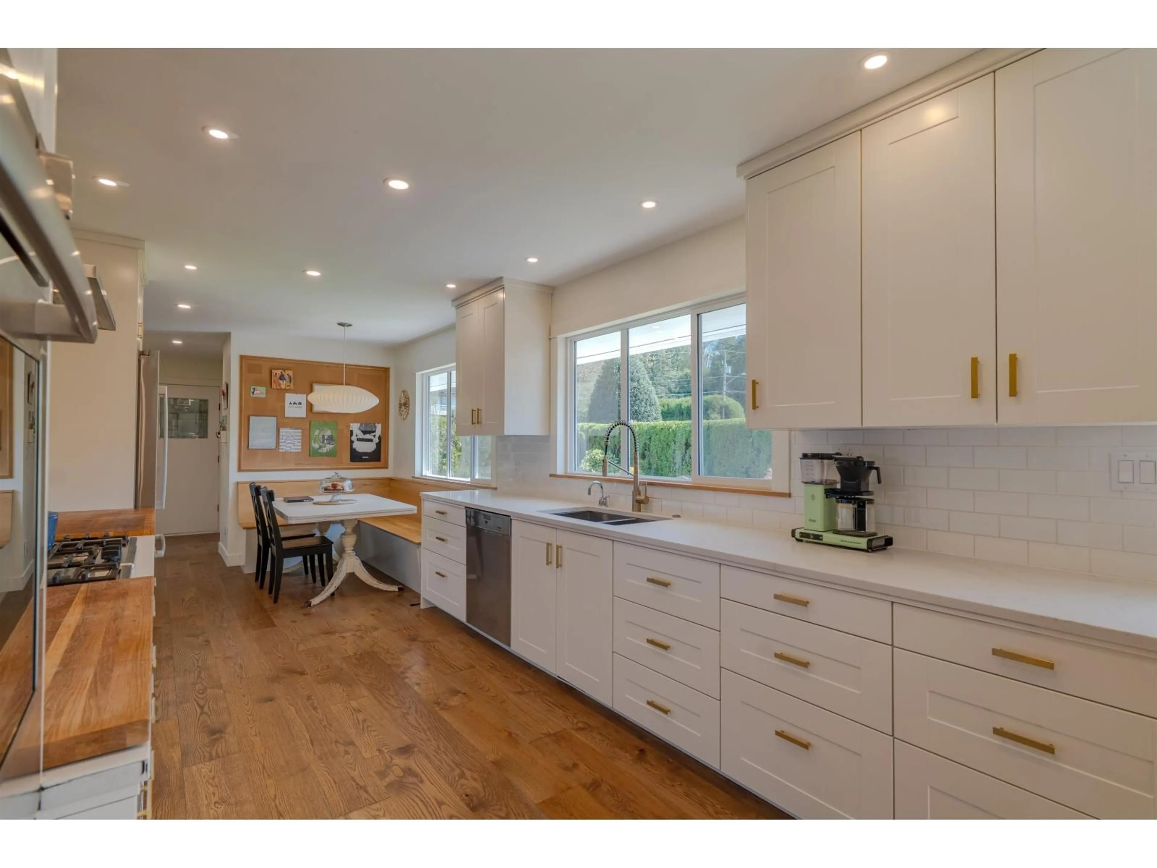Open concept kitchen, unknown for 4381 BRIDGEVIEW STREET, Abbotsford British Columbia V4X1W8