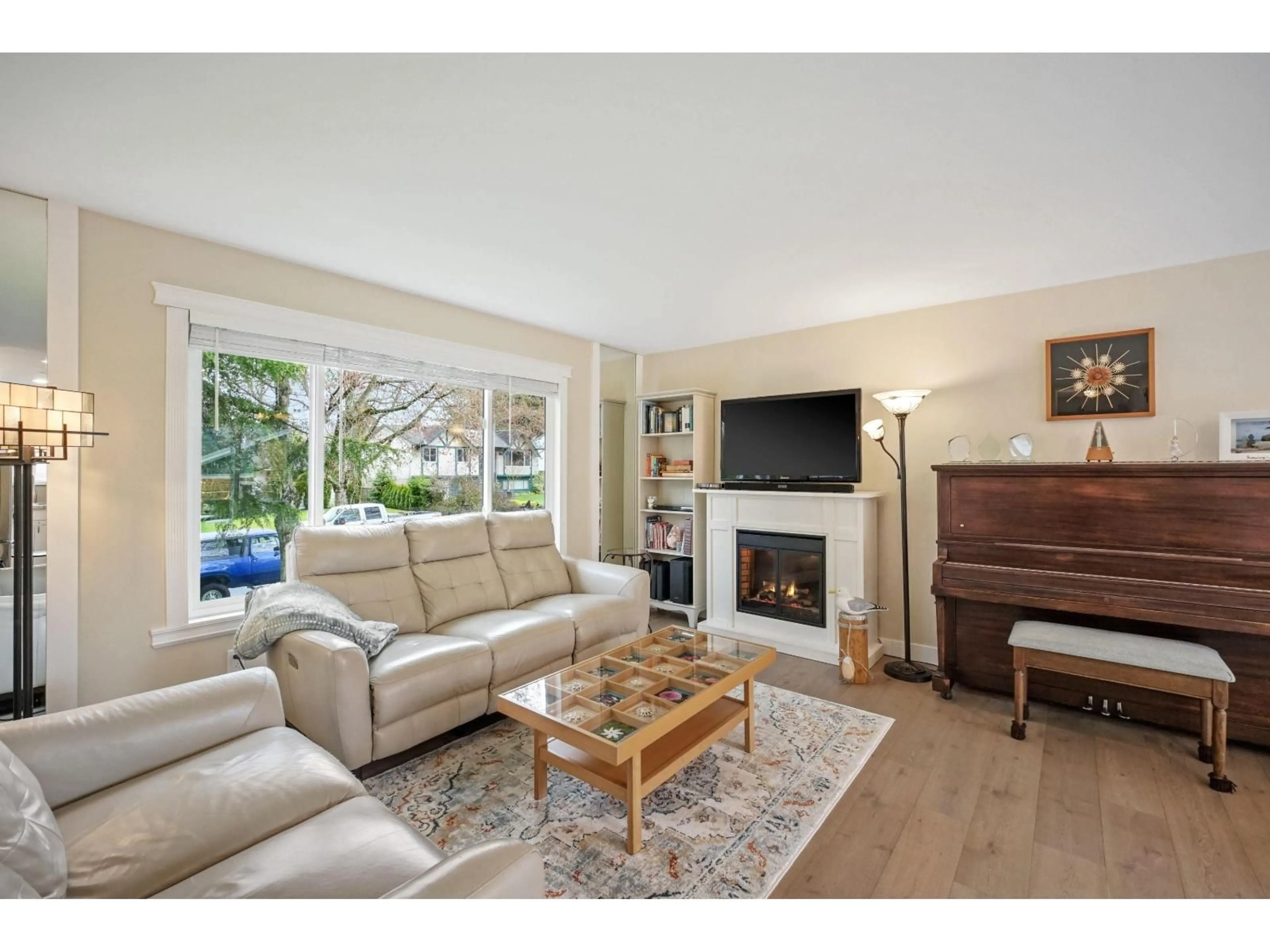 Living room with furniture, wood/laminate floor for 6175 MORGAN DRIVE, Surrey British Columbia V3S5B8