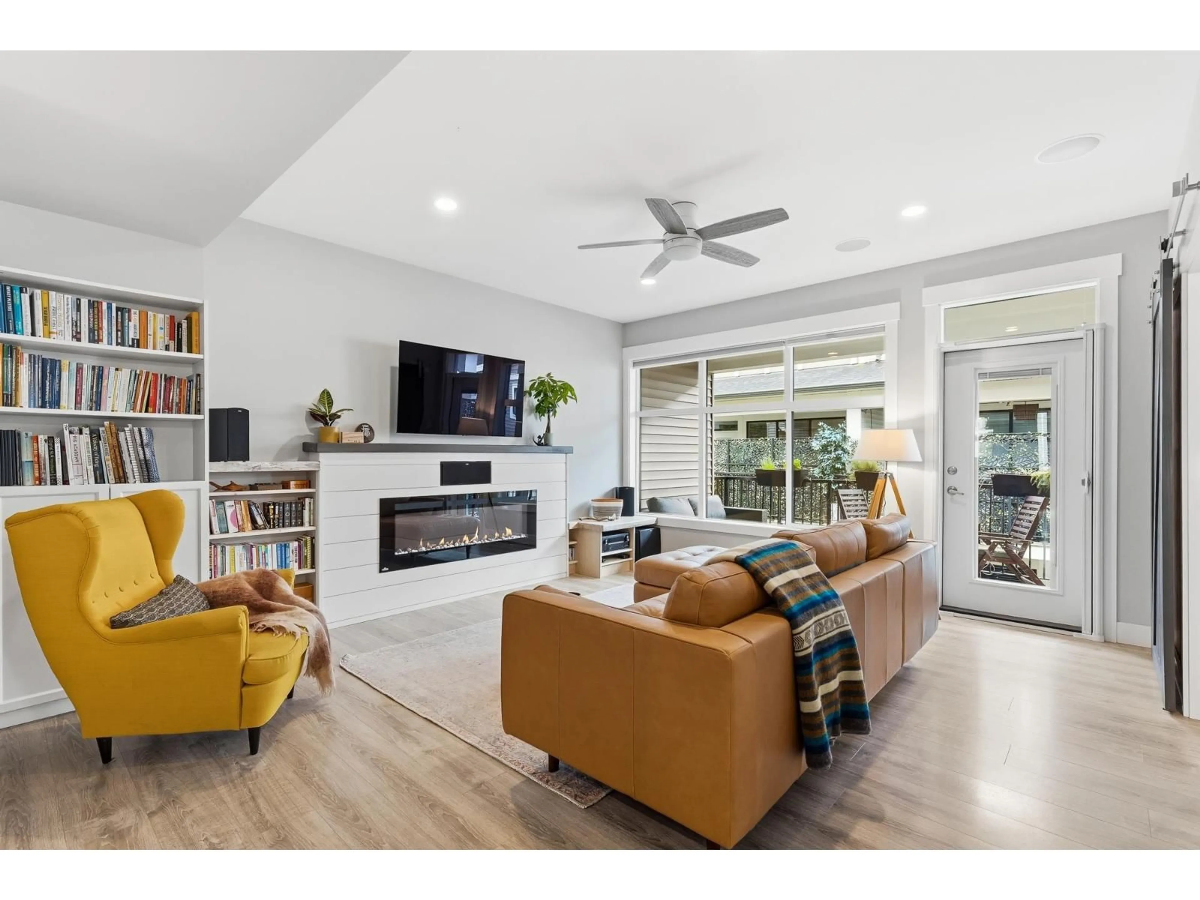 Living room with furniture, unknown for 33 - 386 PINE AVENUE, Harrison Hot Springs British Columbia V0M1K0