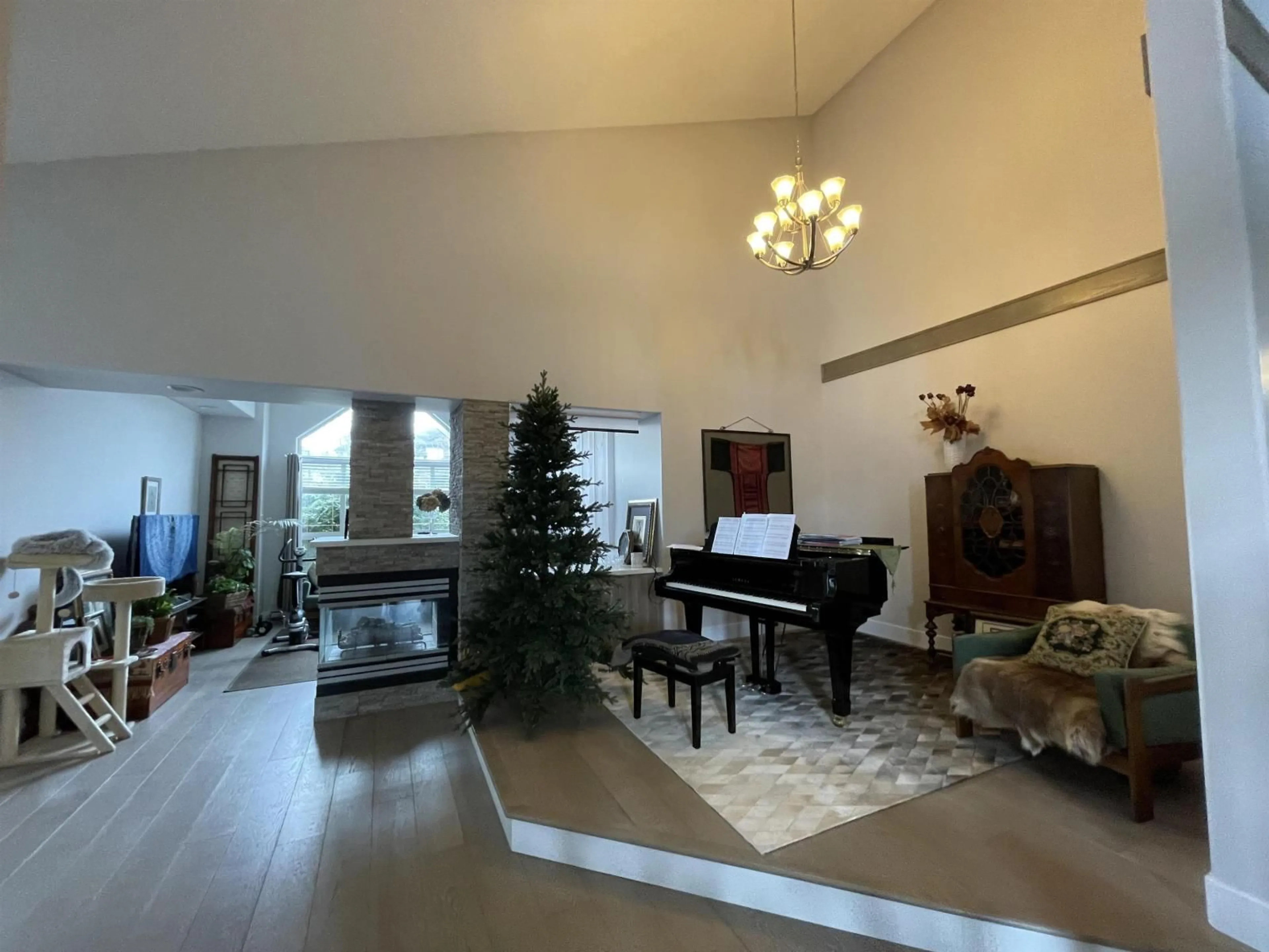 Indoor foyer for 16995 104A AVENUE, Surrey British Columbia V4N3L9