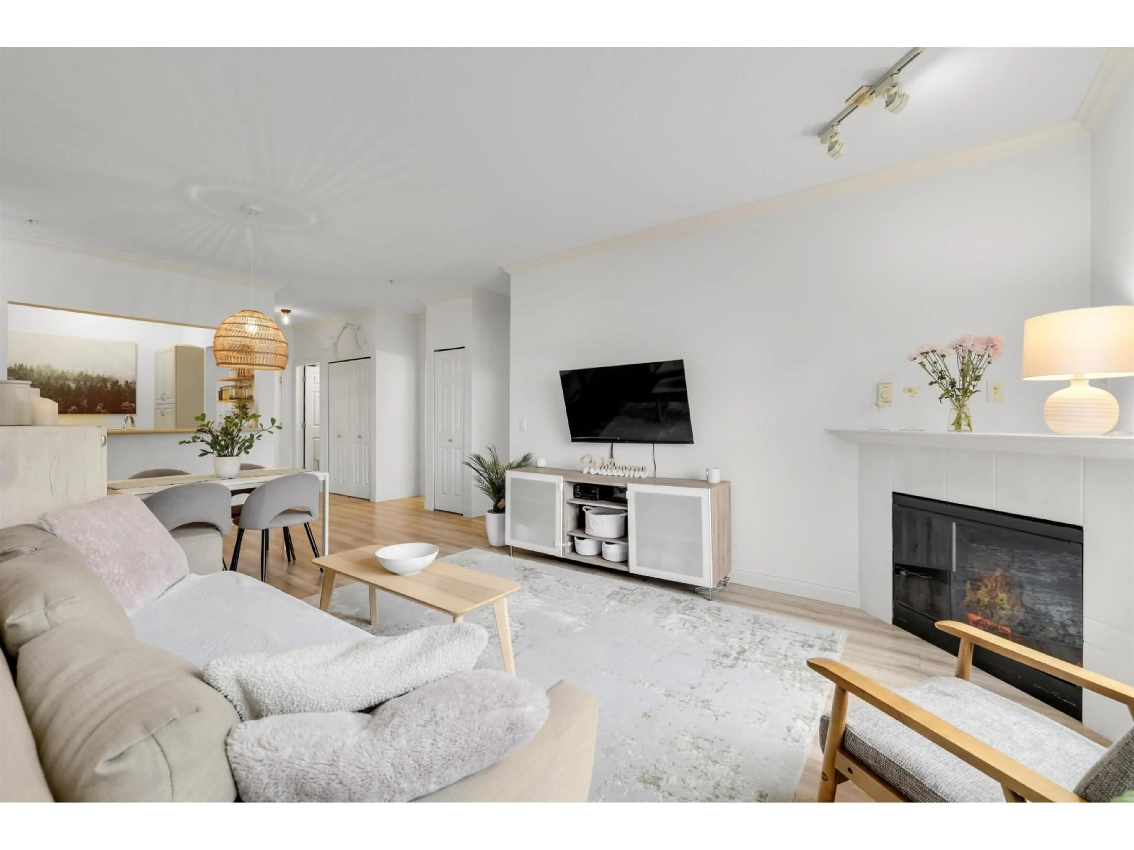 Living room with furniture, unknown for 206 - 15323 17A AVENUE, Surrey British Columbia V4A1V4