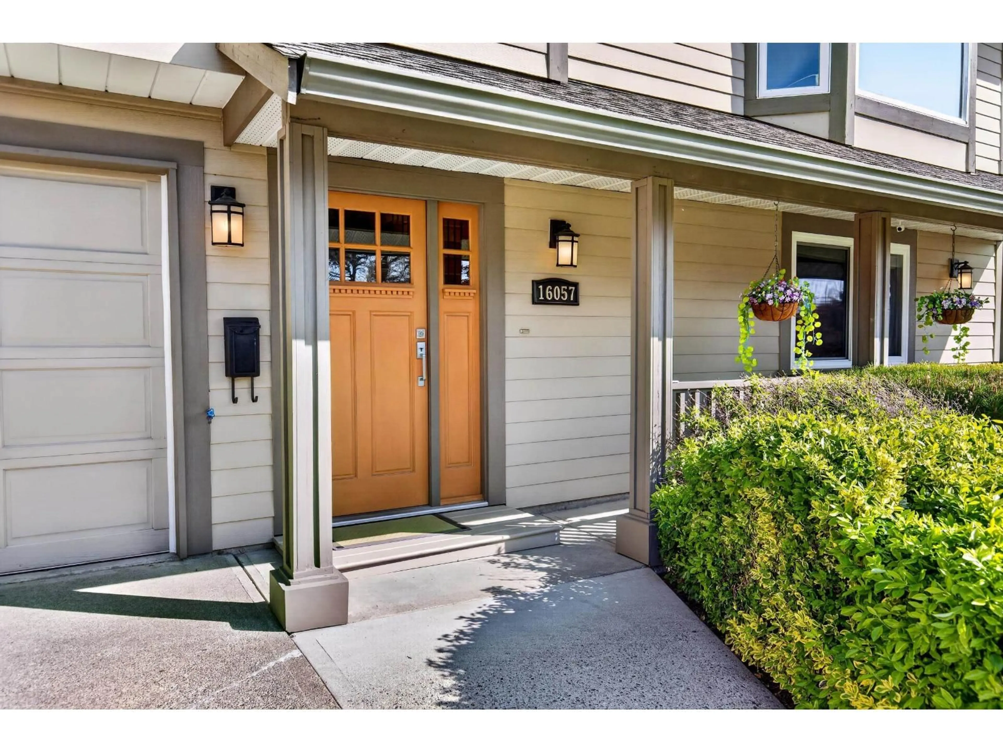 Indoor entryway for 16057 10A AVENUE, Surrey British Columbia V4A7W8