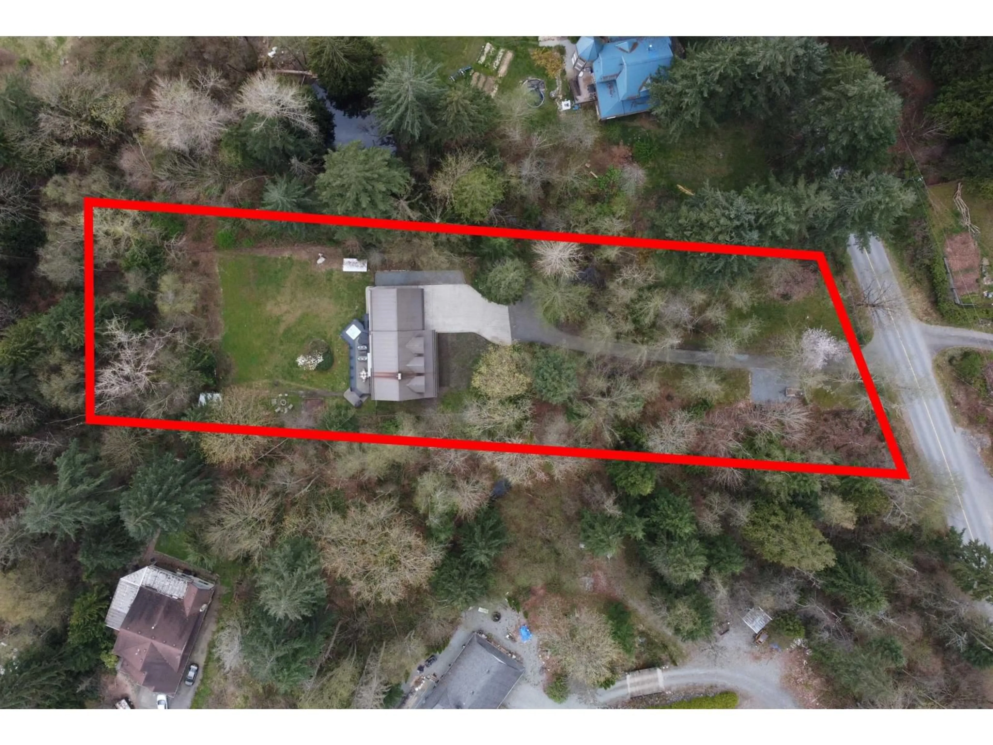 A pic from outside/outdoor area/front of a property/back of a property/a pic from drone, street for 32744 RICHARDS AVENUE, Mission British Columbia V2V7E7