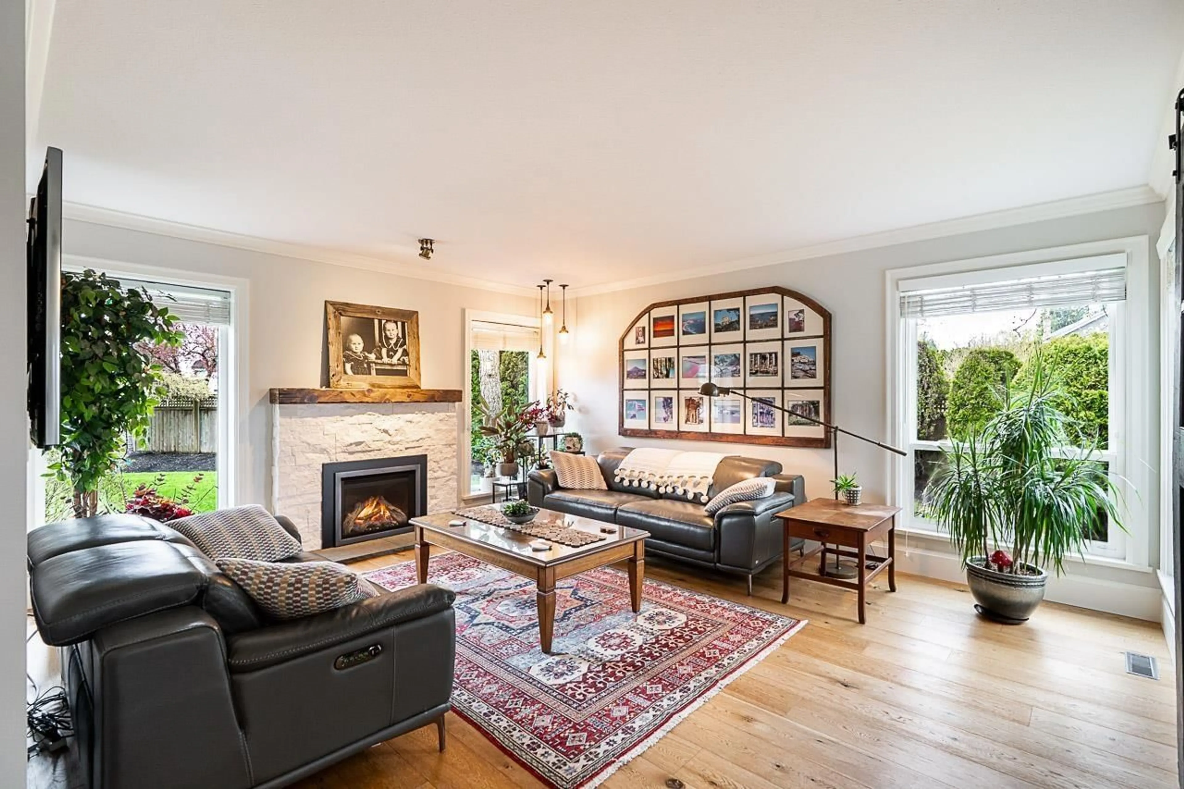 Living room with furniture, wood/laminate floor for 15464 60A AVENUE, Surrey British Columbia V3S7H6