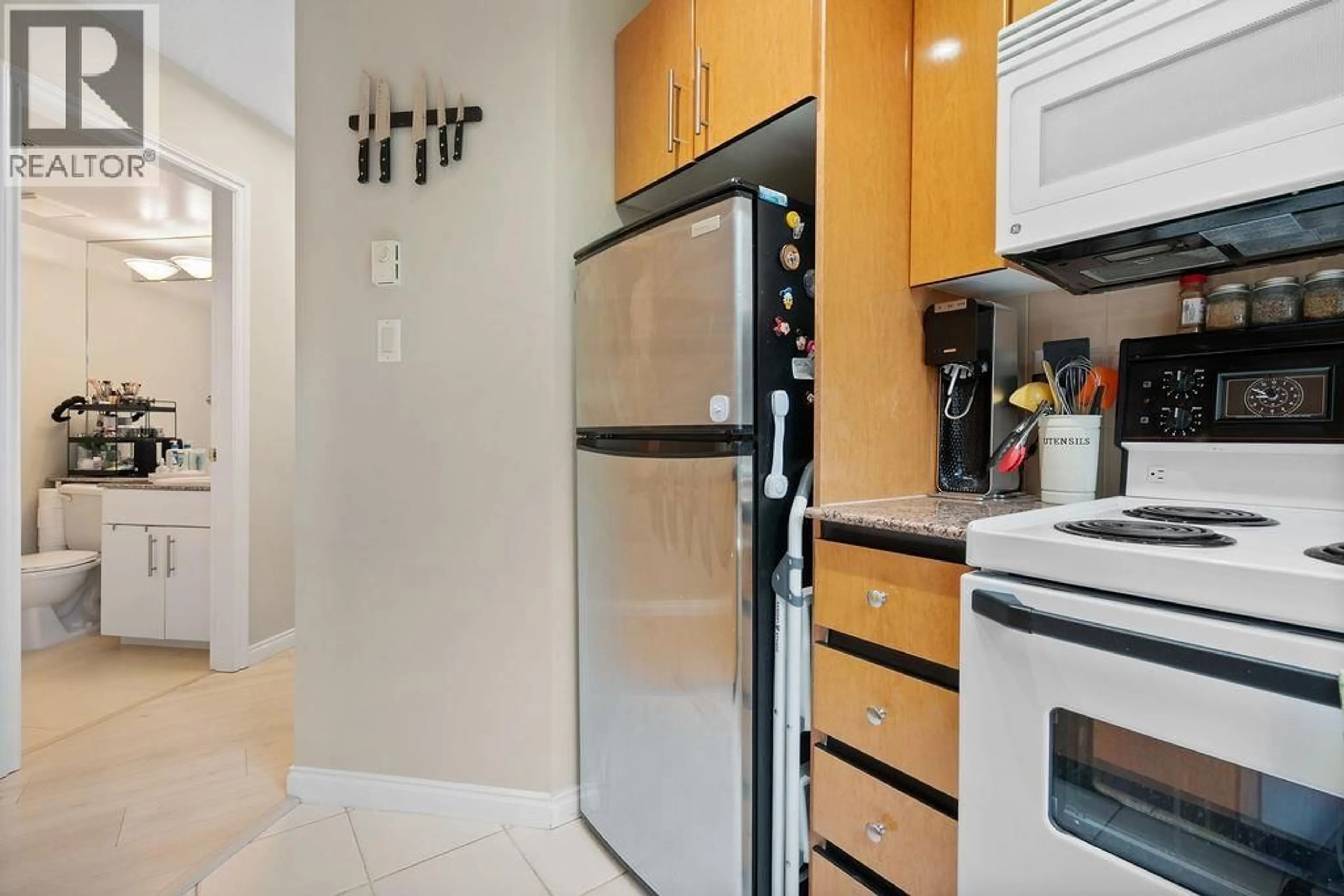 Standard kitchen, ceramic/tile floor for 609 - 1189 HOWE STREET, Vancouver British Columbia V6Z2X4