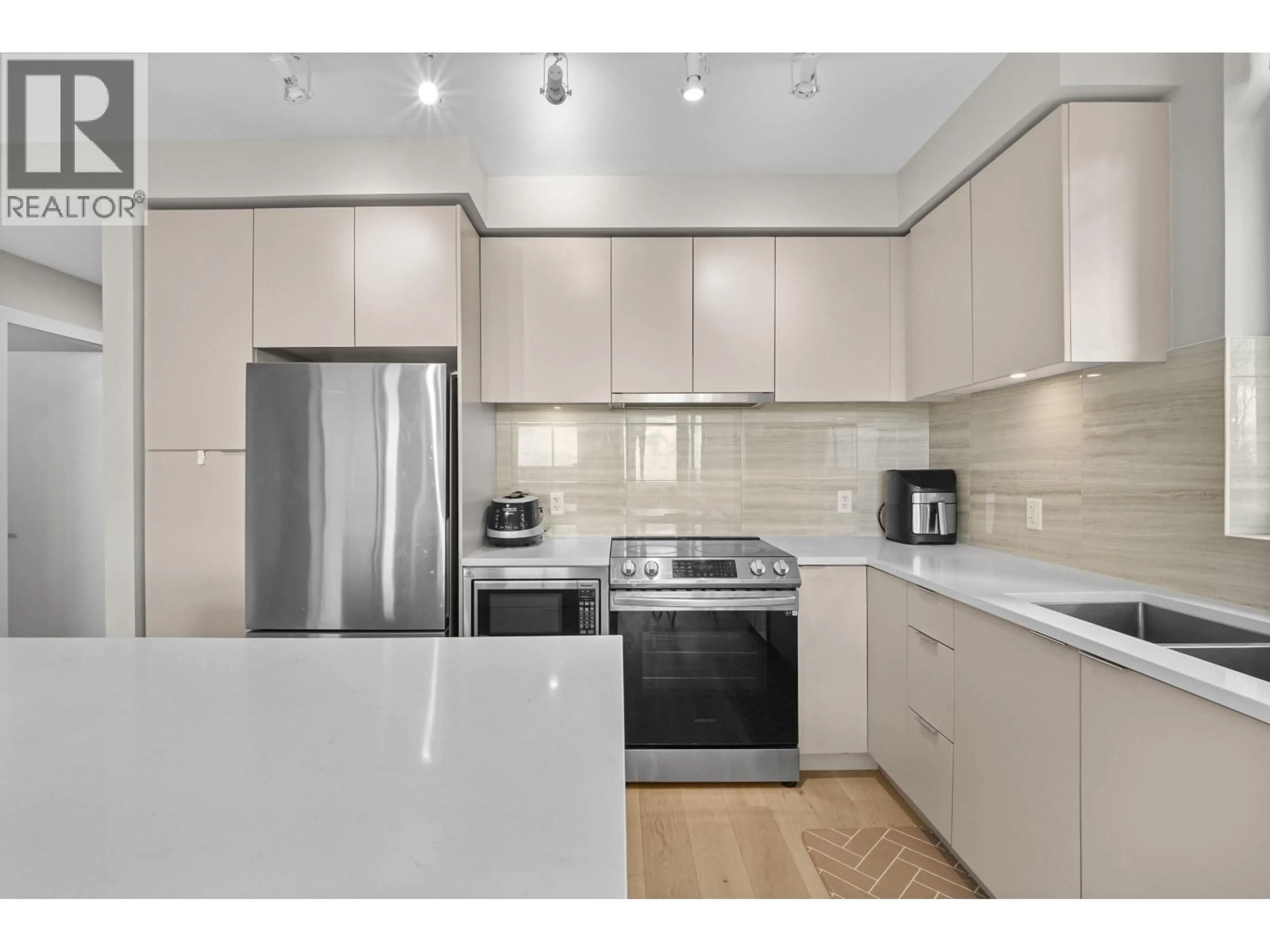 Standard kitchen, unknown for 604 - 8761 UNIVERSITY CRESCENT, Burnaby British Columbia V5A0G3