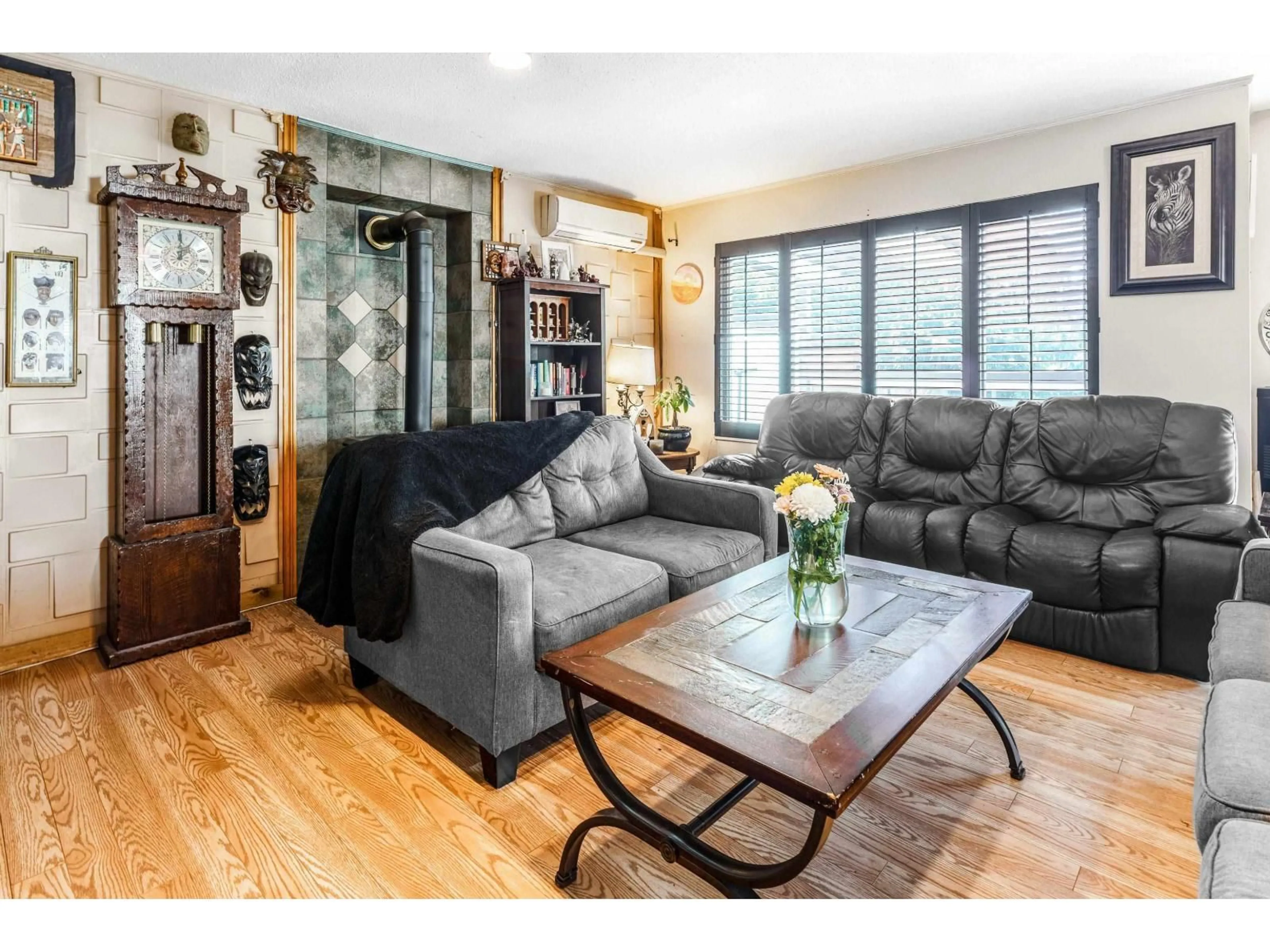 Living room with furniture, wood/laminate floor for 7655 WOODCOCK CRESCENT, Mission British Columbia V2V4J8