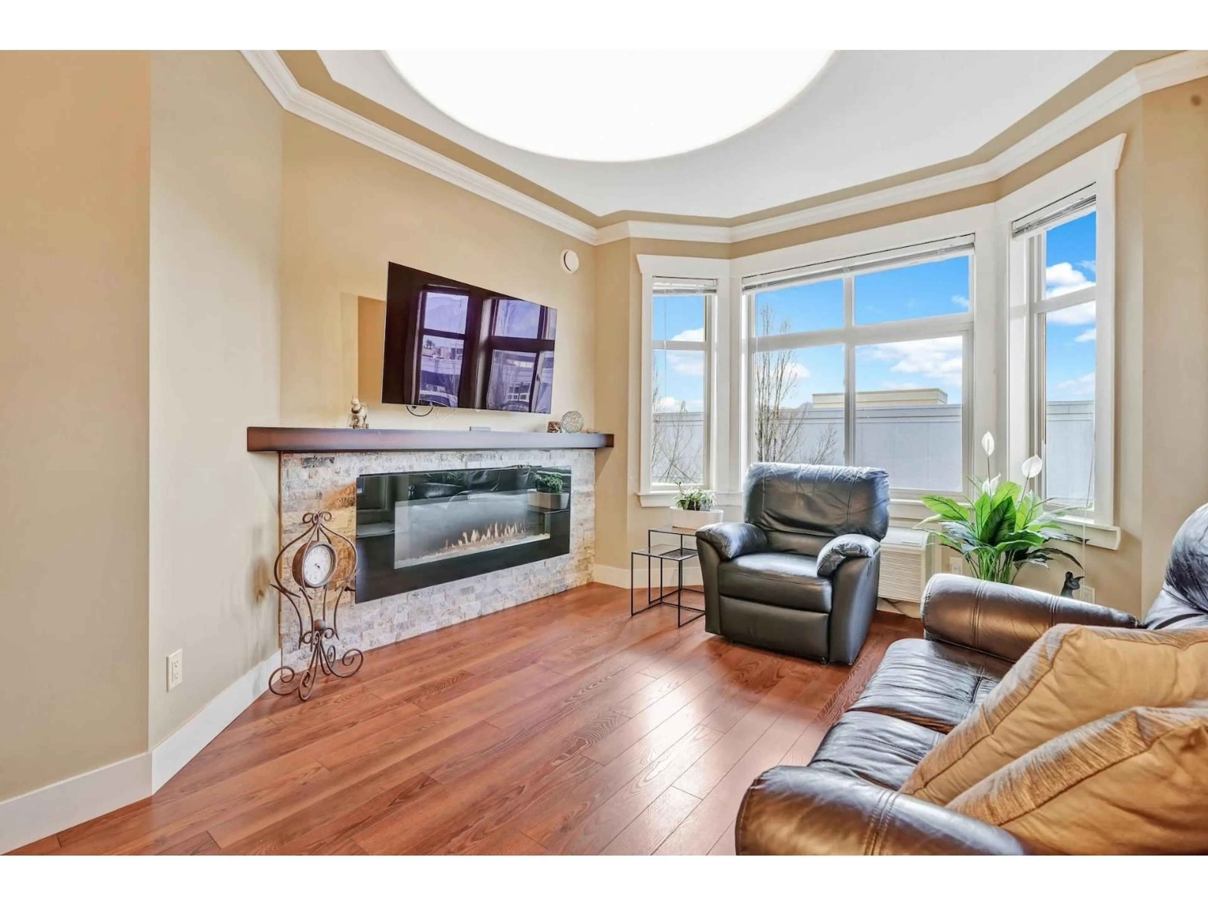 Living room with furniture, wood/laminate floor for 205 - 9060 BIRCH STREET, Chilliwack British Columbia V2P4N4