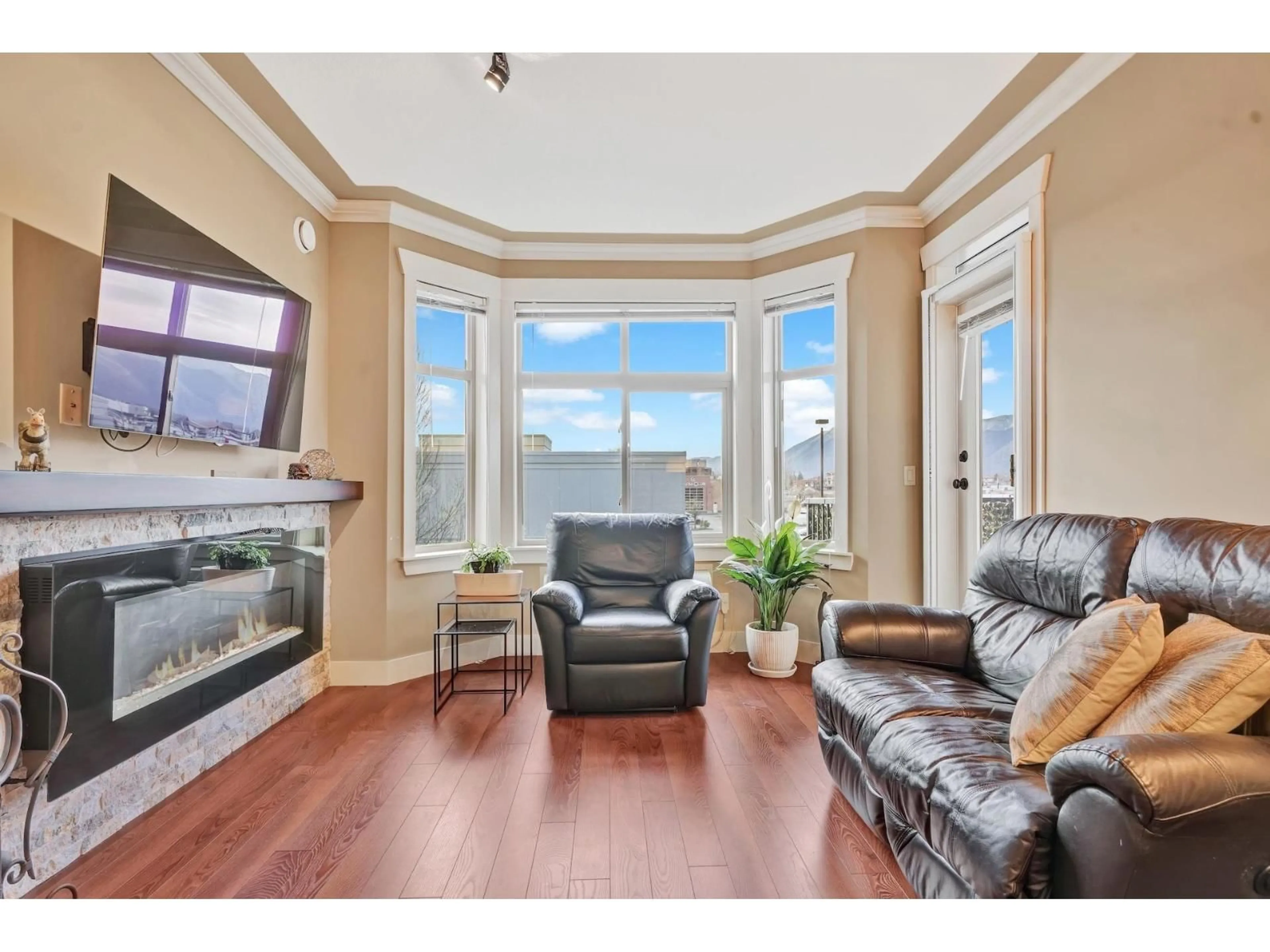 Living room with furniture, wood/laminate floor for 205 - 9060 BIRCH STREET, Chilliwack British Columbia V2P4N4