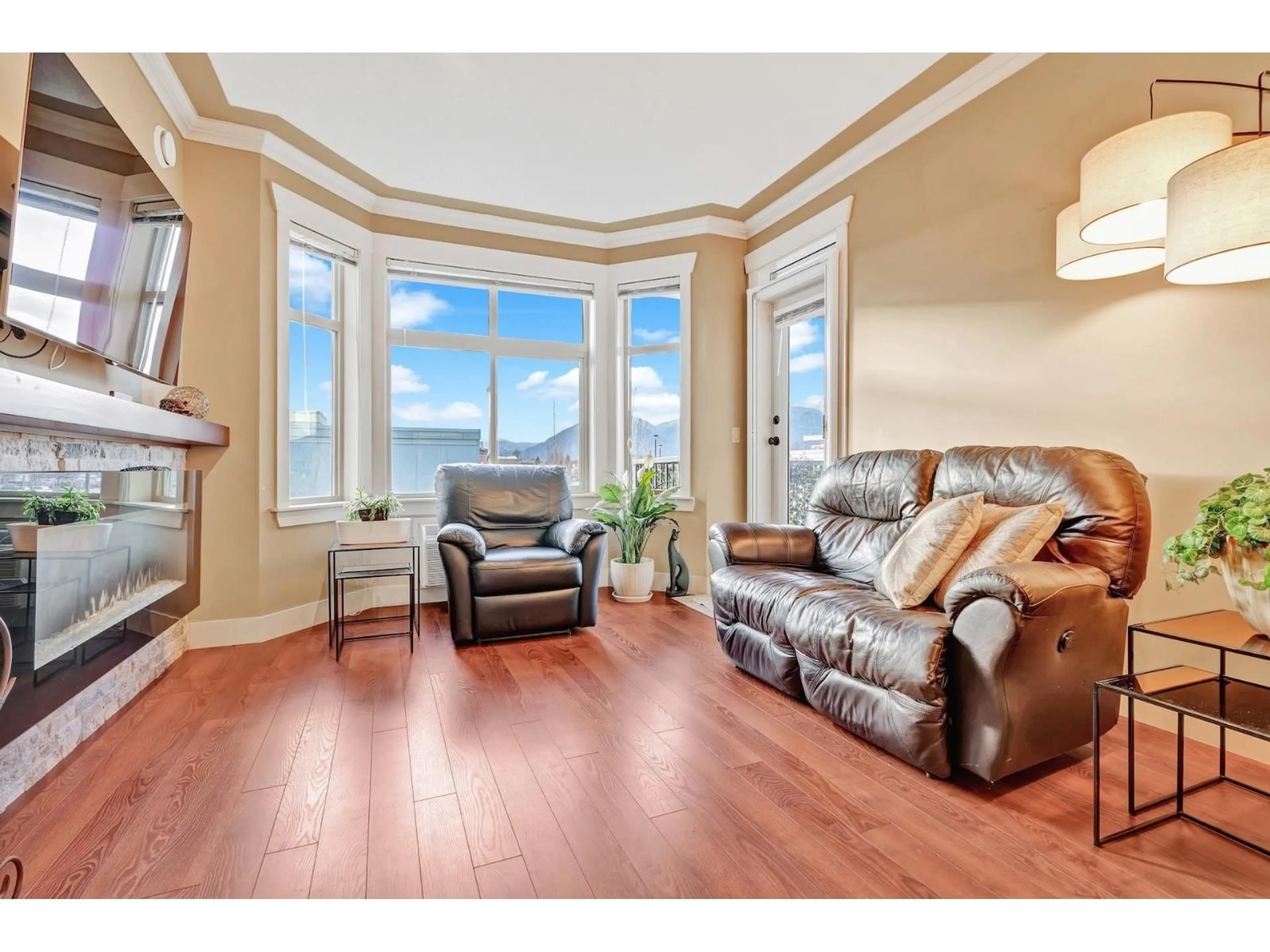 Living room with furniture, wood/laminate floor for 205 - 9060 BIRCH STREET, Chilliwack British Columbia V2P4N4