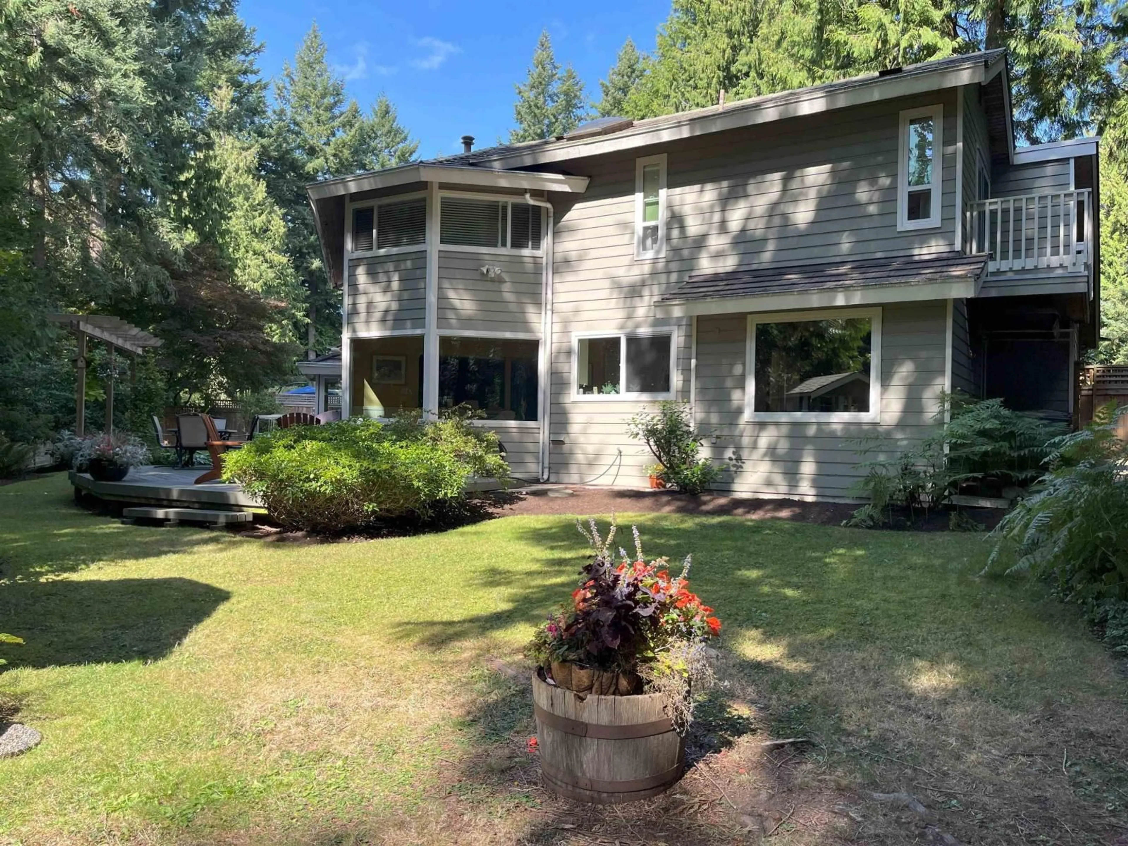 A pic from outside/outdoor area/front of a property/back of a property/a pic from drone, unknown for 13247 17A AVENUE, Surrey British Columbia V4A6R9
