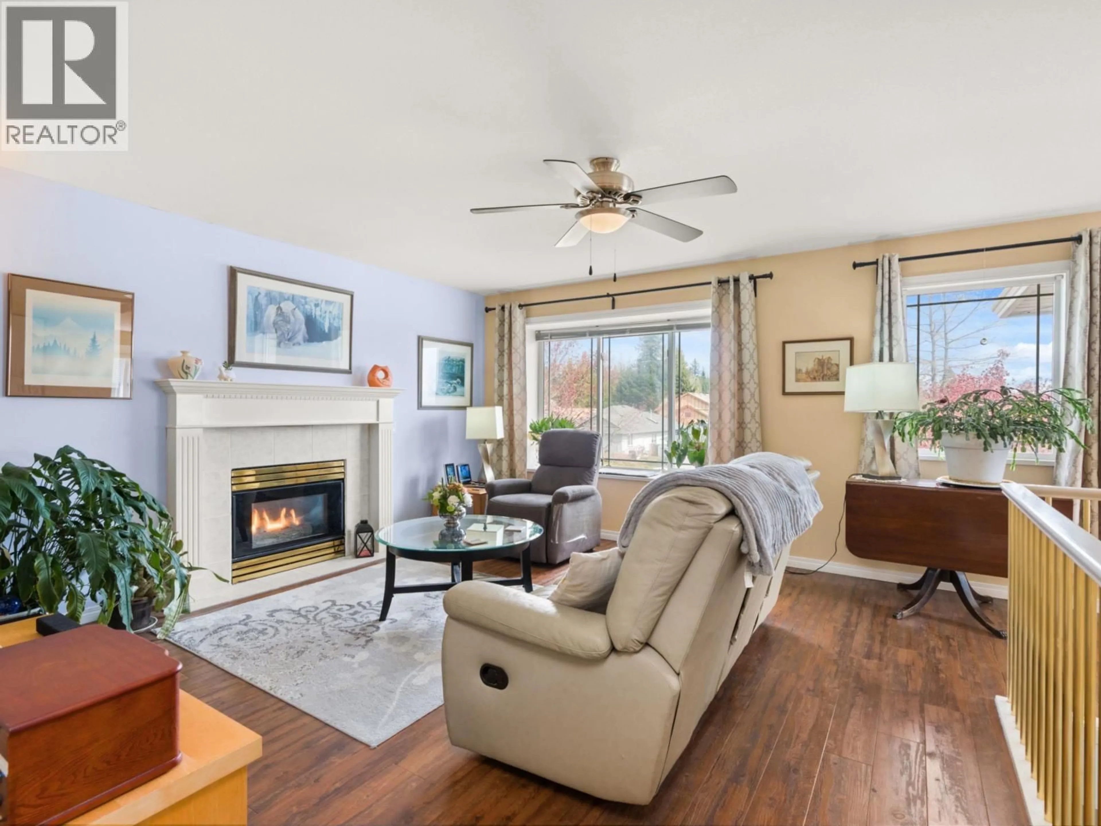 Living room with furniture, wood/laminate floor for 797 CELESTIAL PLACE, Gibsons British Columbia V0N1V9