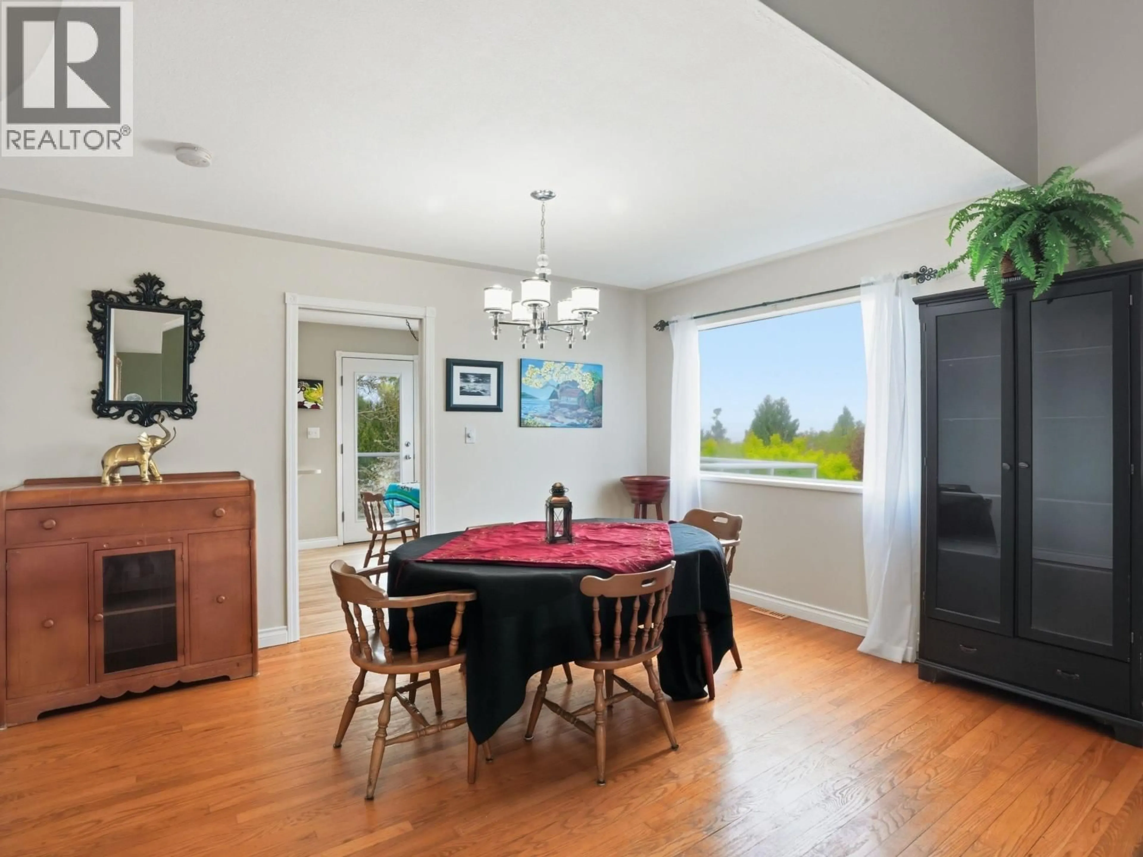 Dining room, wood/laminate floor for 1481 SHAUGHNESSY PLACE, Gibsons British Columbia V0N1V5