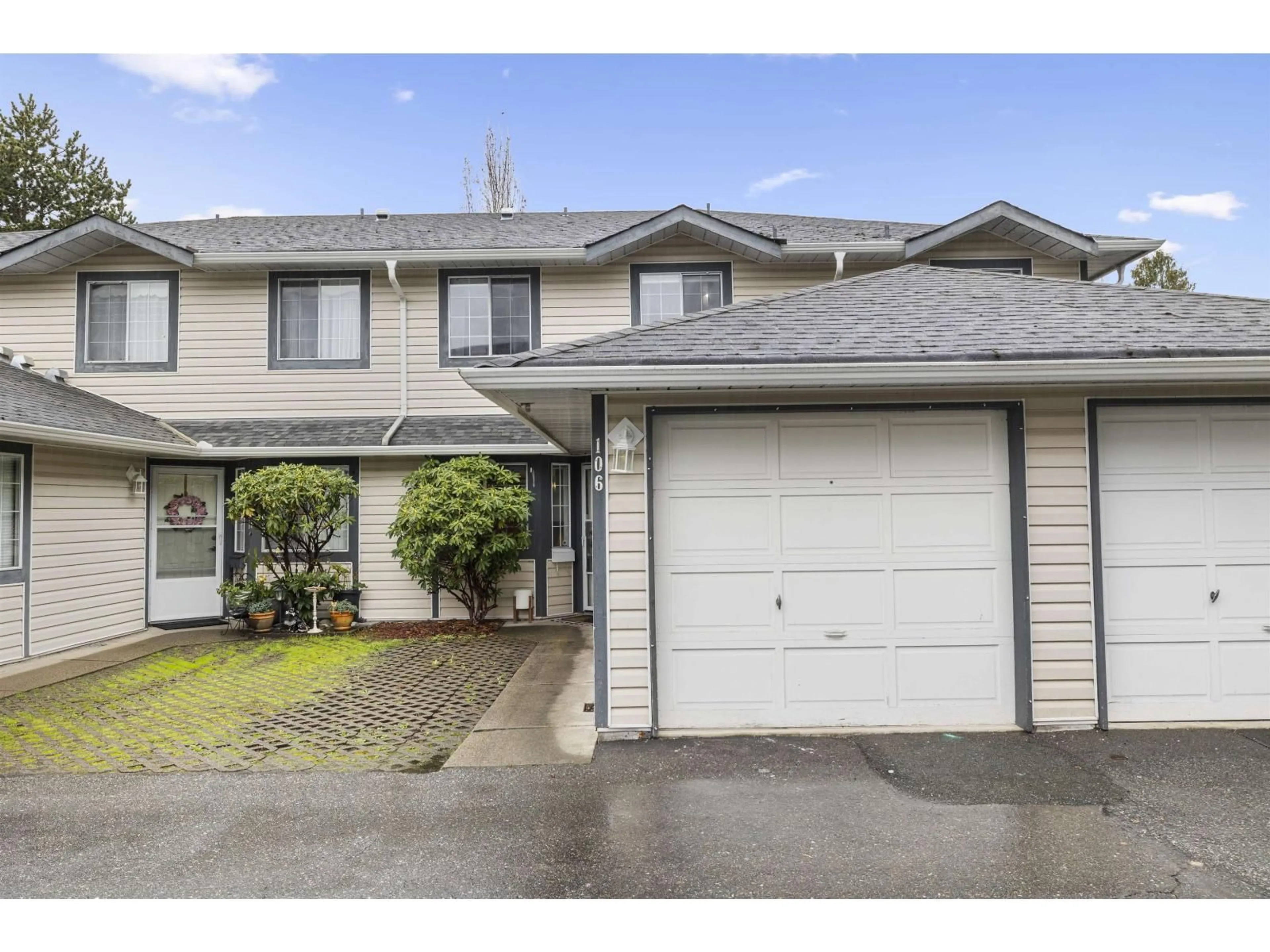 Home with vinyl exterior material, street for 106 - 5360 201 STREET, Langley British Columbia V3A1P7