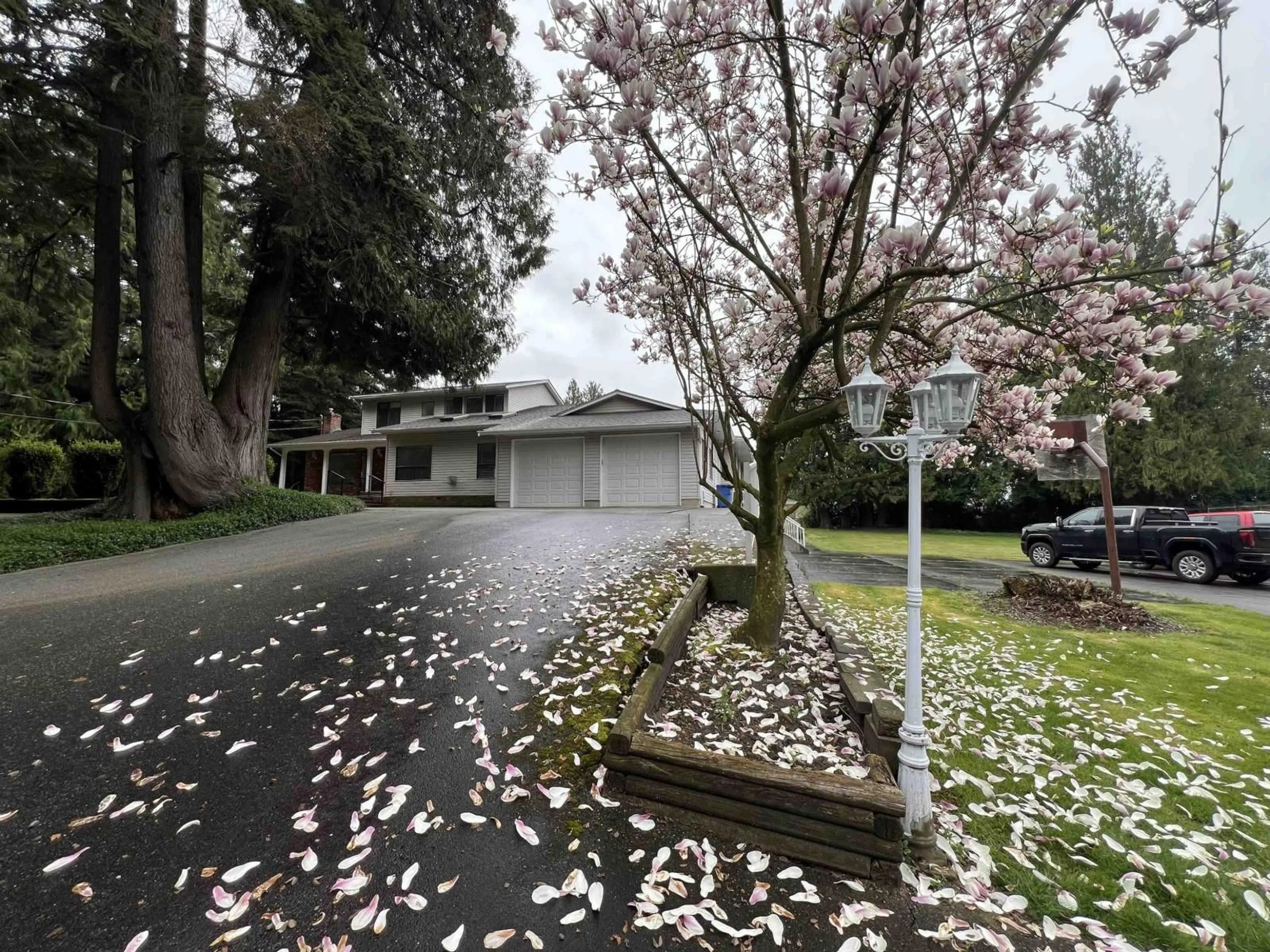 A pic from outside/outdoor area/front of a property/back of a property/a pic from drone, street for 6582 SATCHELL STREET, Abbotsford British Columbia V4X2G2