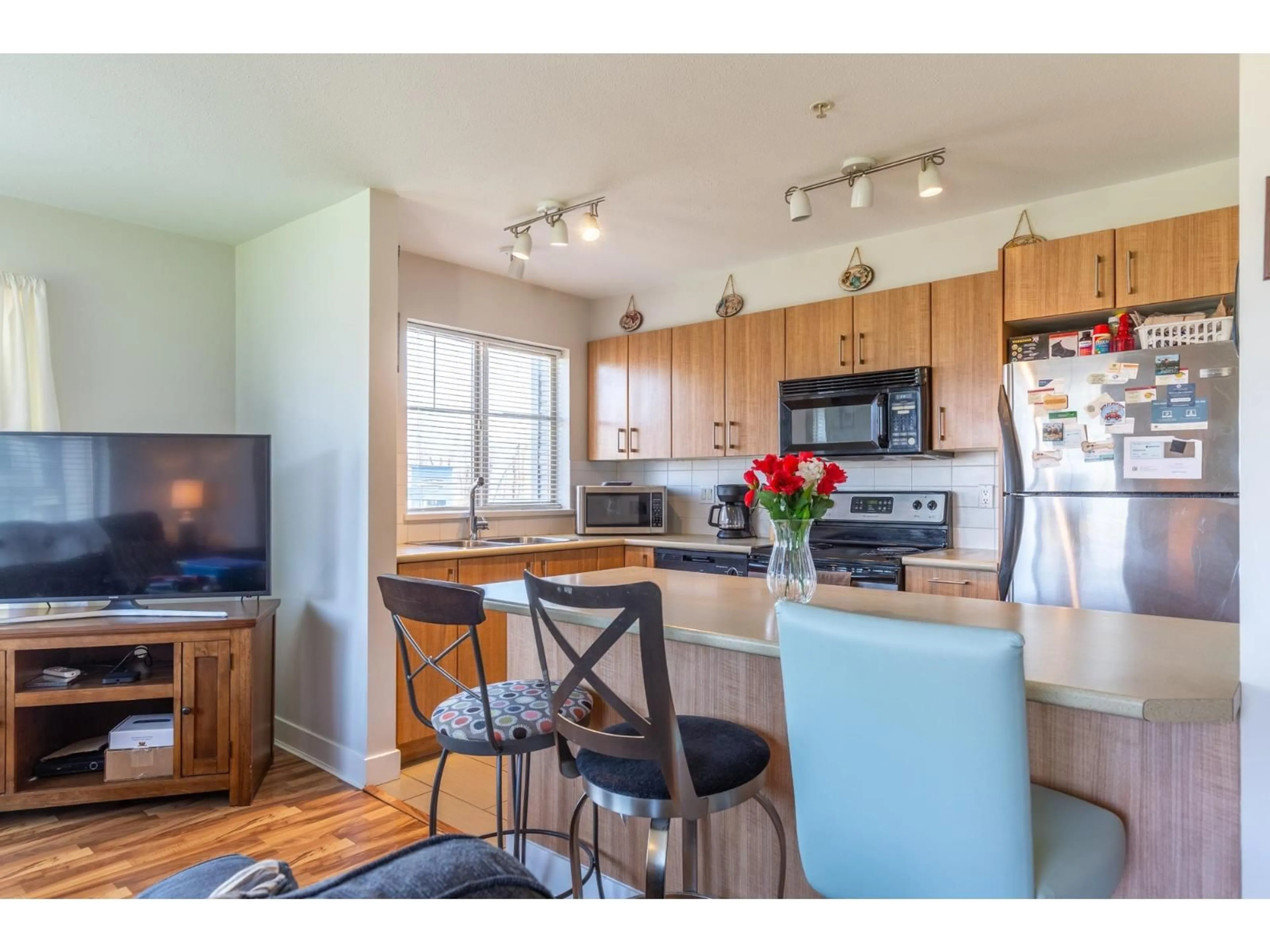 Open concept kitchen, wood/laminate floor for 304 - 45555 YALE ROAD, Chilliwack British Columbia V2P0A9