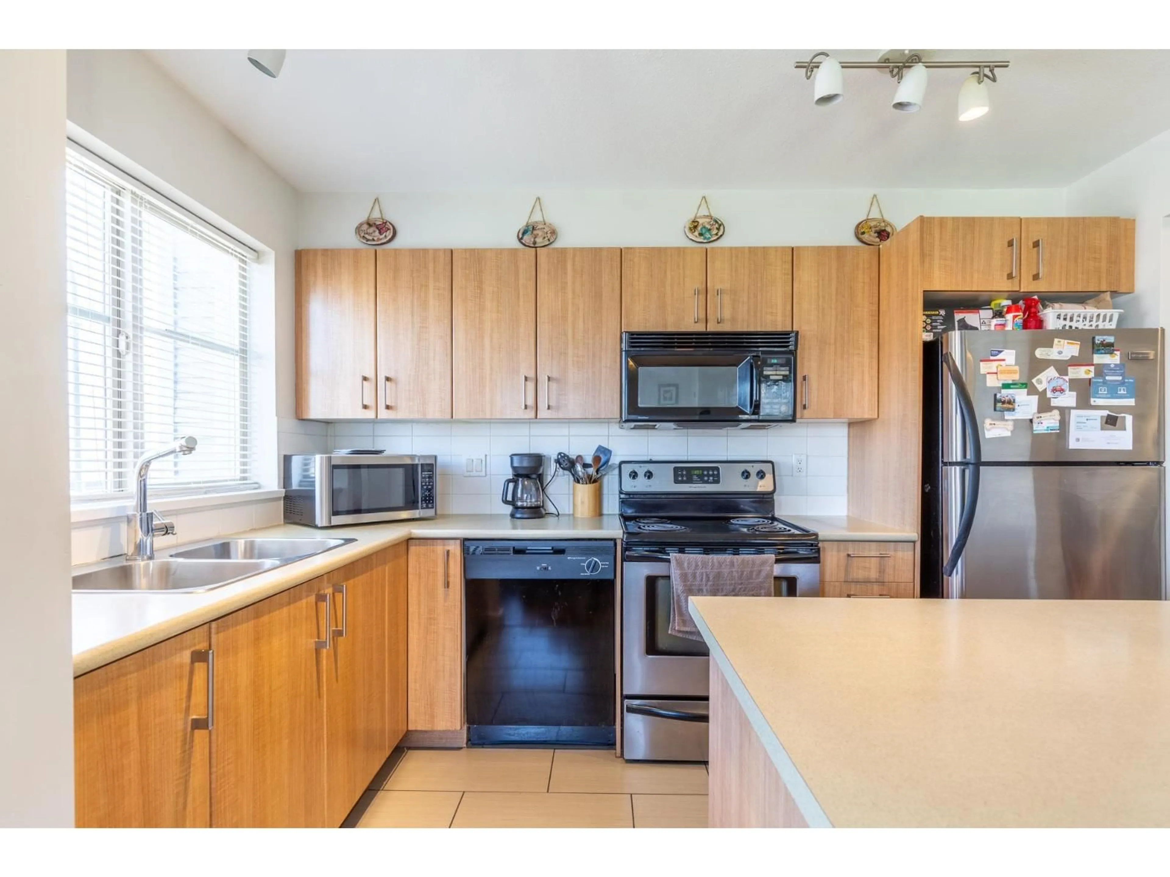 Standard kitchen, unknown for 304 - 45555 YALE ROAD, Chilliwack British Columbia V2P0A9