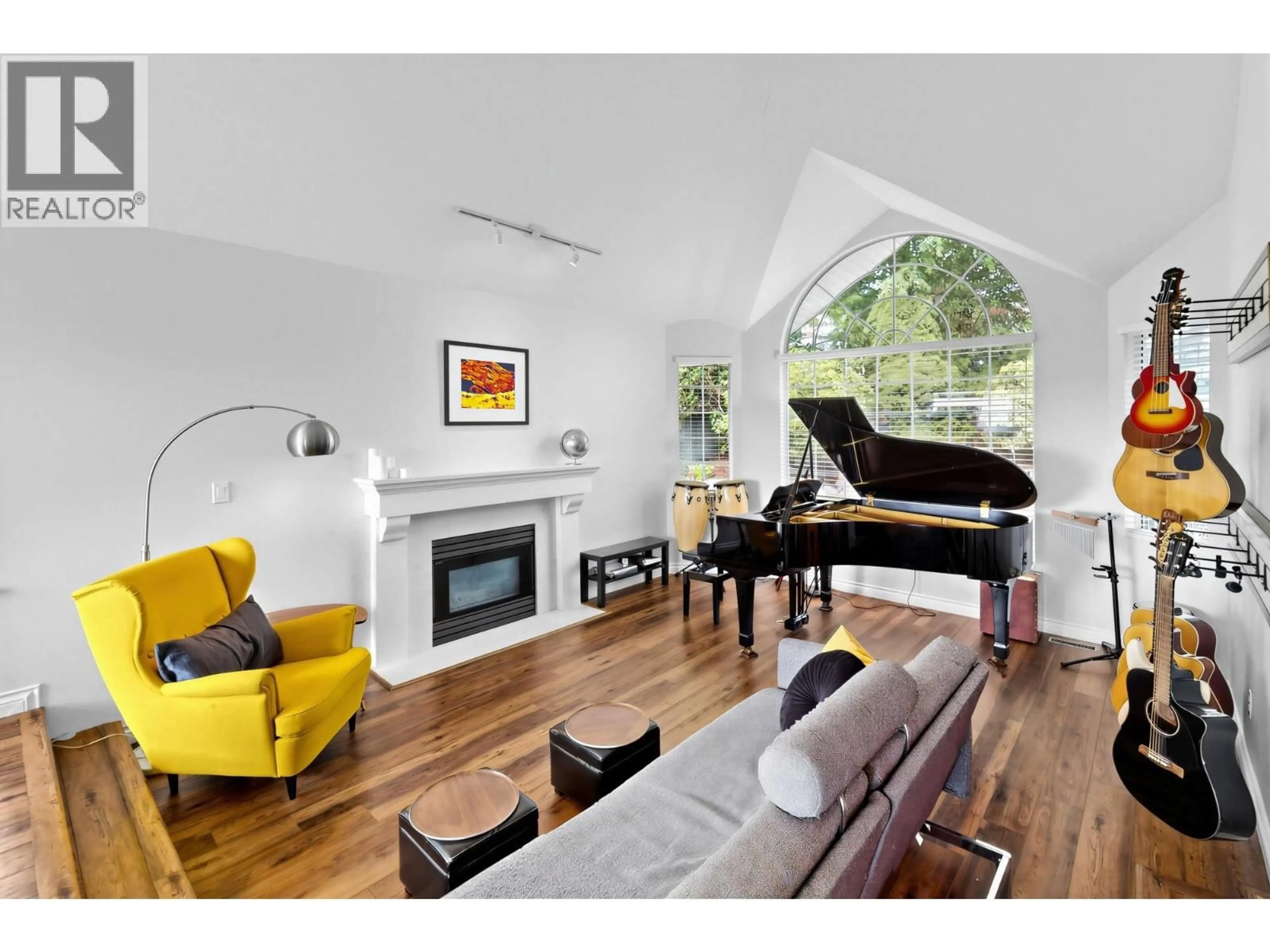 Living room with furniture, wood/laminate floor for 2972 ROBSON DRIVE, Coquitlam British Columbia V3E2T1