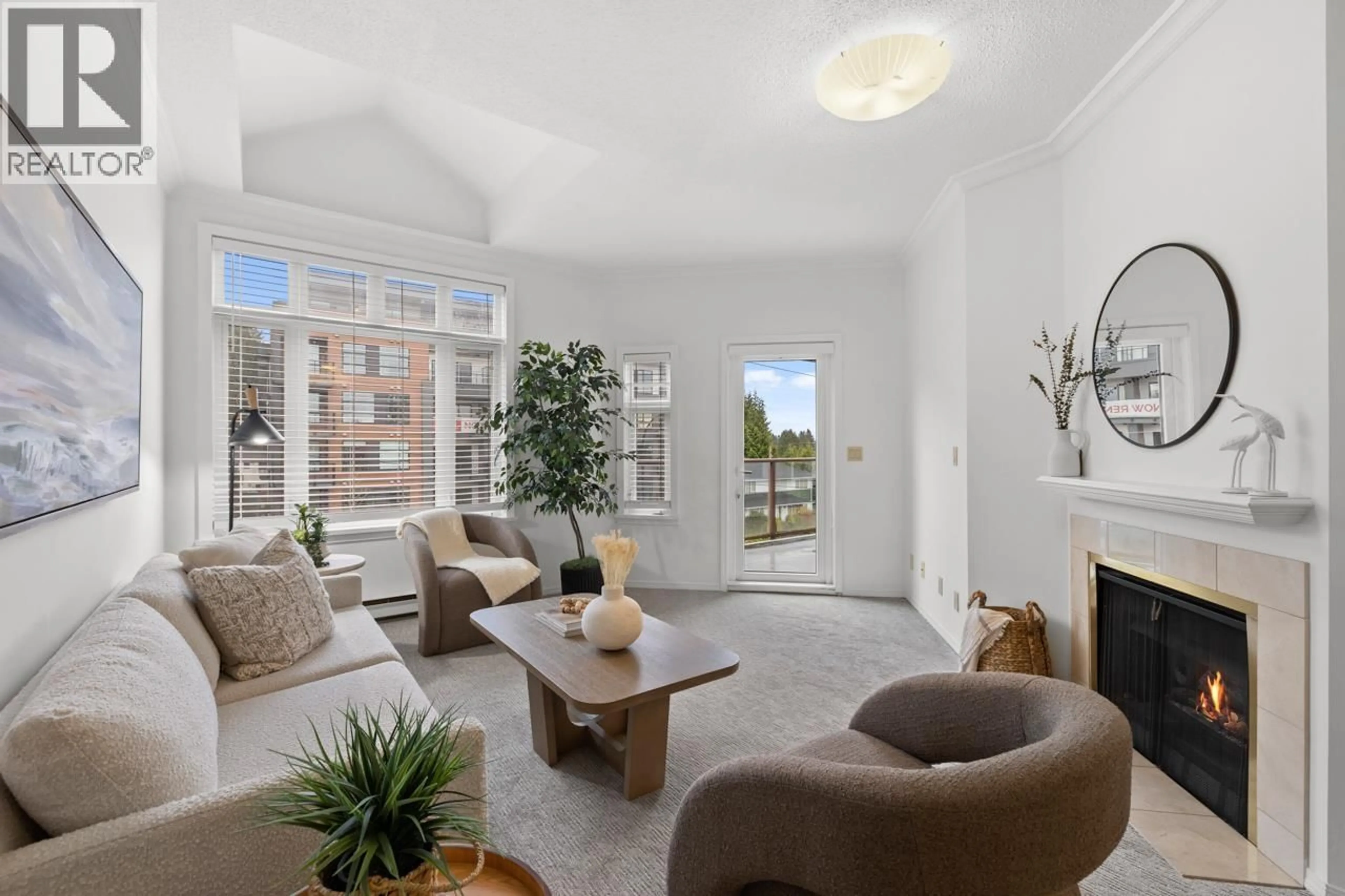 Living room with furniture, unknown for 415 - 121 29TH STREET, North Vancouver British Columbia V7N4L9