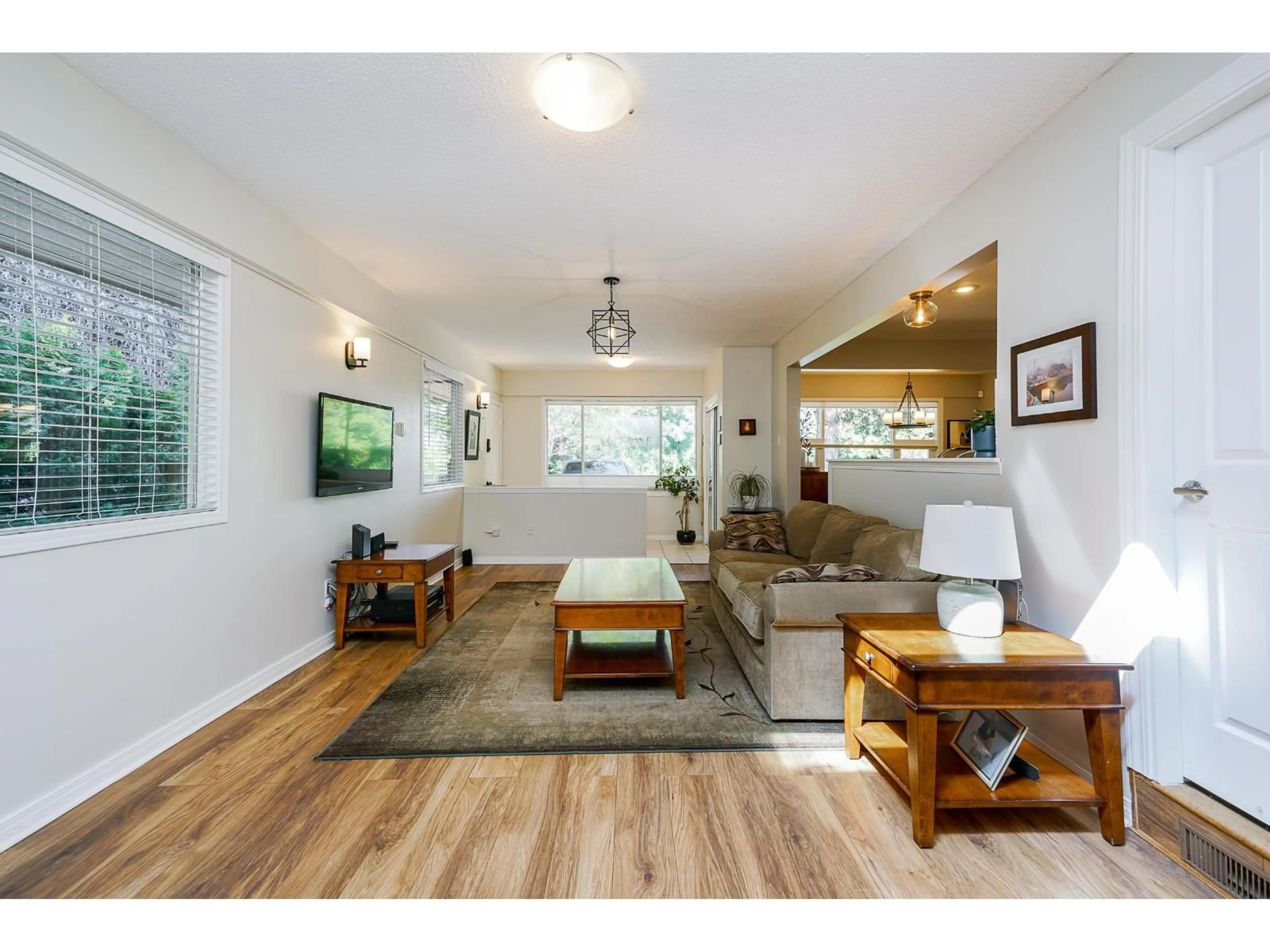 Living room with furniture, wood/laminate floor for 15460 26 AVENUE, Surrey British Columbia V4P1C6