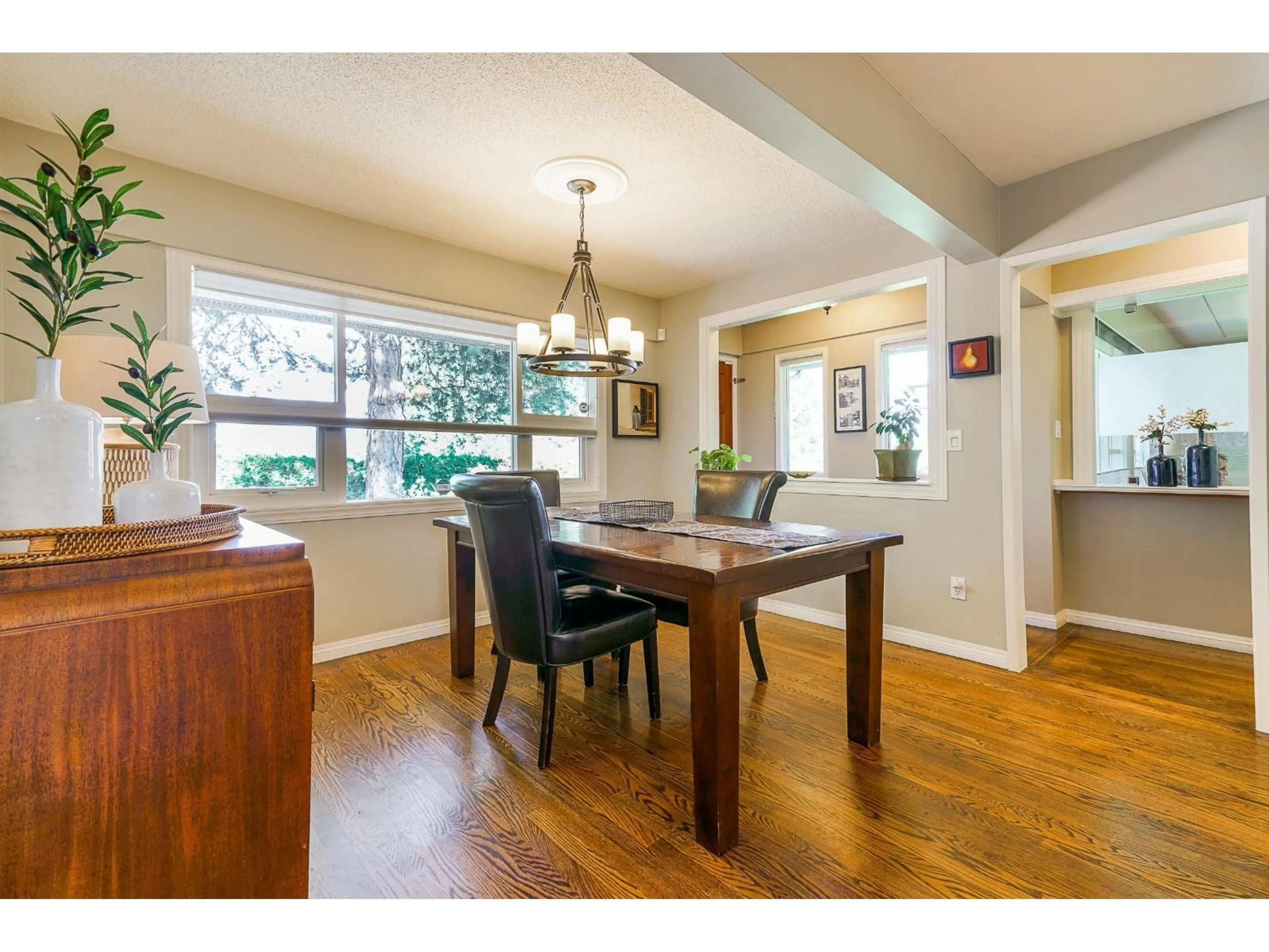 Dining room, wood/laminate floor for 15460 26 AVENUE, Surrey British Columbia V4P1C6
