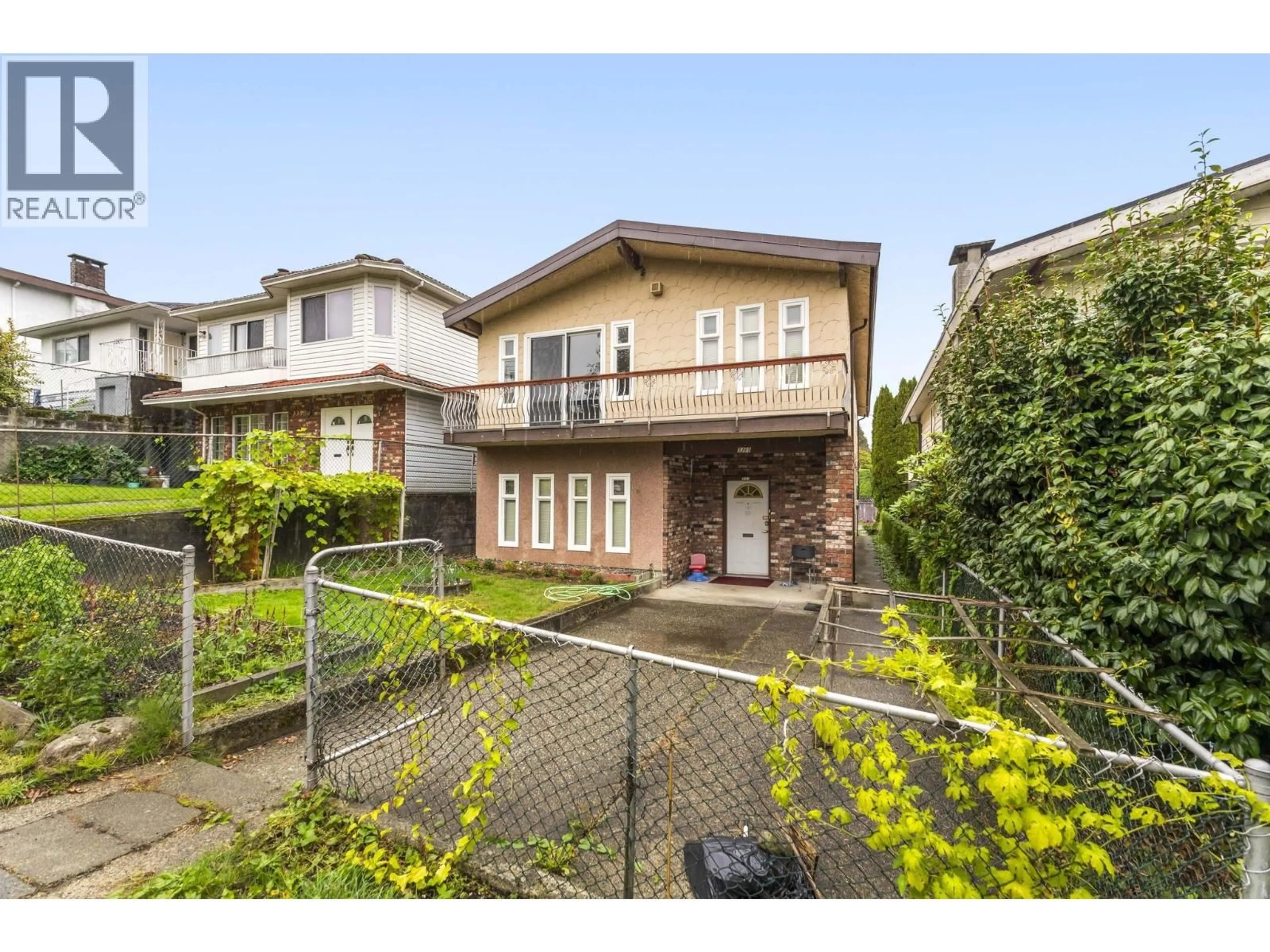A pic from outside/outdoor area/front of a property/back of a property/a pic from drone, street for 3361 WILLIAM STREET, Vancouver British Columbia V5K2Z4