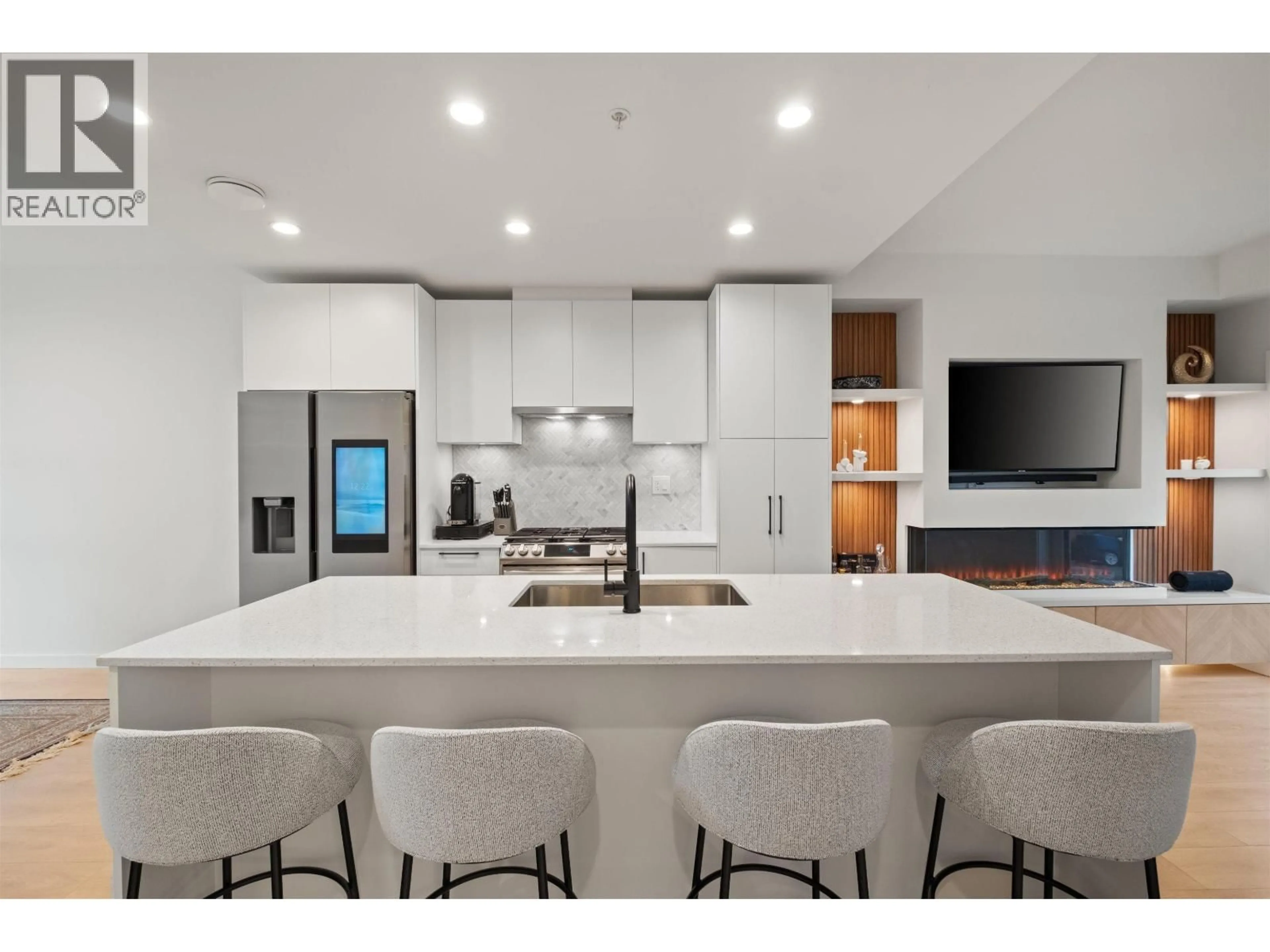 Open concept kitchen, ceramic/tile floor for 137 - 535 2ND STREET, North Vancouver British Columbia V7L1E1